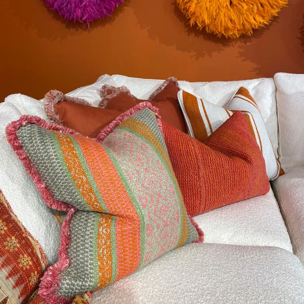 Coussin décoratif Pampas Pink Plumes durables | Andrew Martin - vue de détail | REMO-HOME