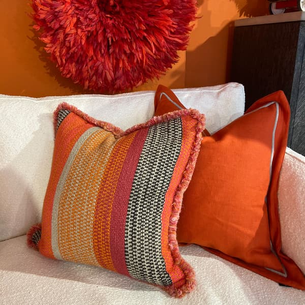 Coussin décoratif Llama Orange Plumes durables | Andrew Martin - vue de détail | REMO-HOME