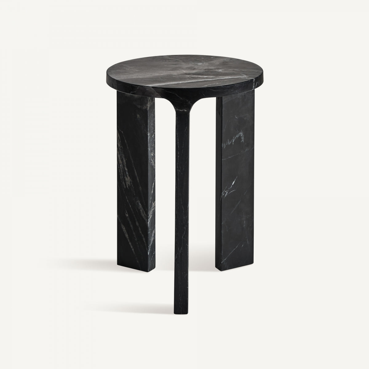 Table d'appoint en marbre noir | Vical Dyrstad | REMO, mobilier et décoration d'intérieur