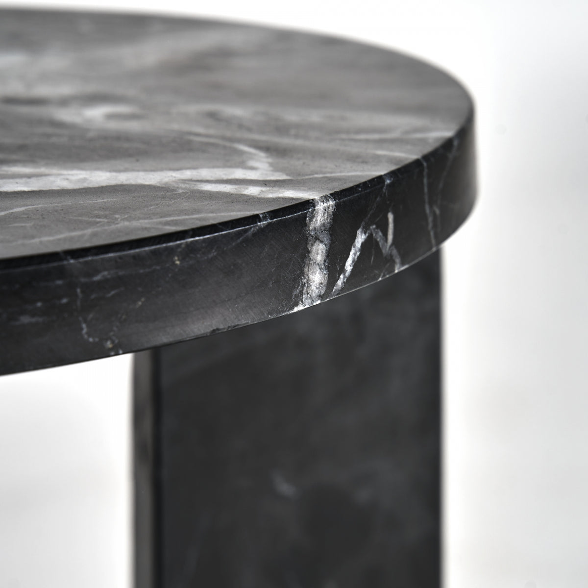 Table d'appoint en marbre noir | Vical Dyrstad | REMO, mobilier et décoration d'intérieur