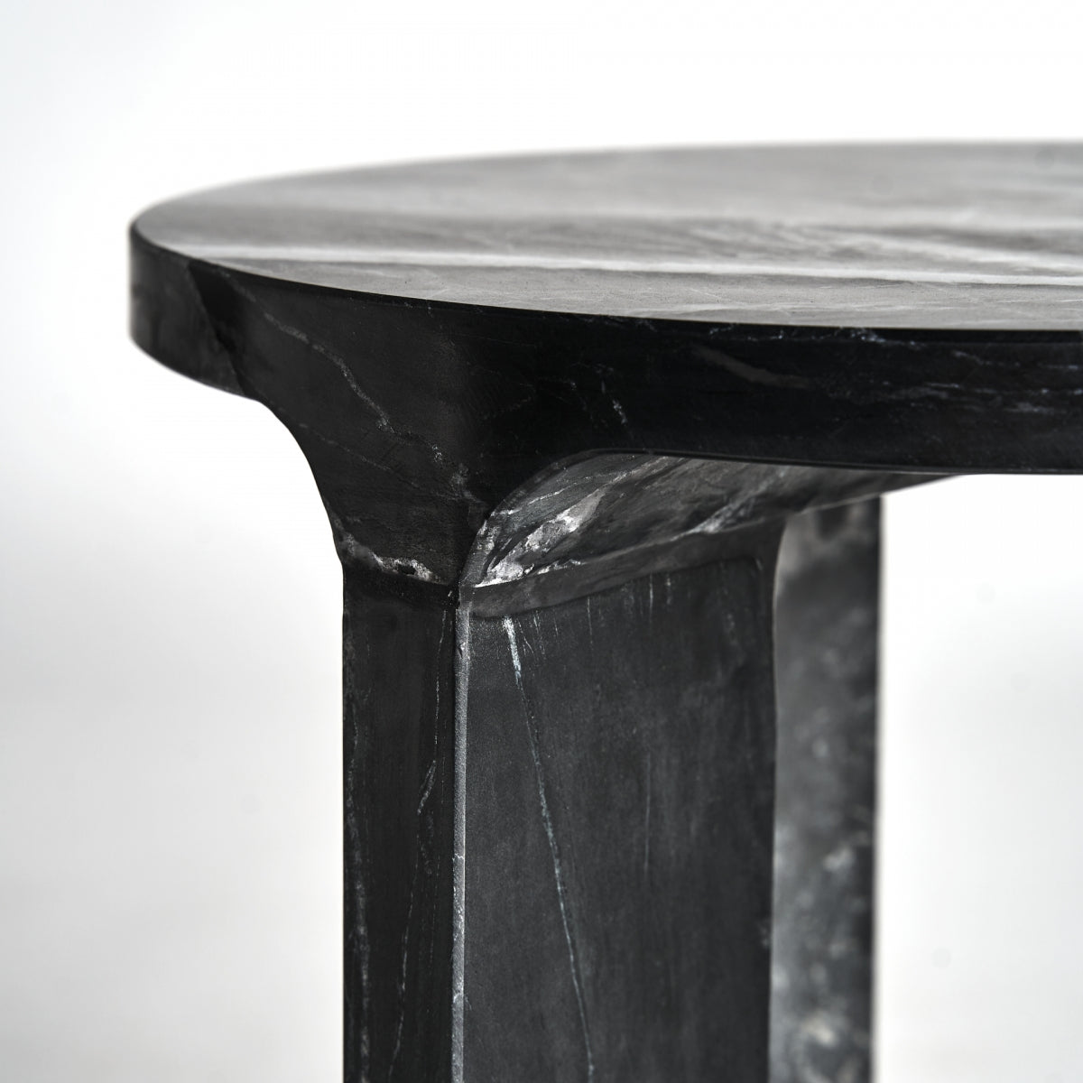 Table d'appoint en marbre noir | Vical Dyrstad | REMO, mobilier et décoration d'intérieur