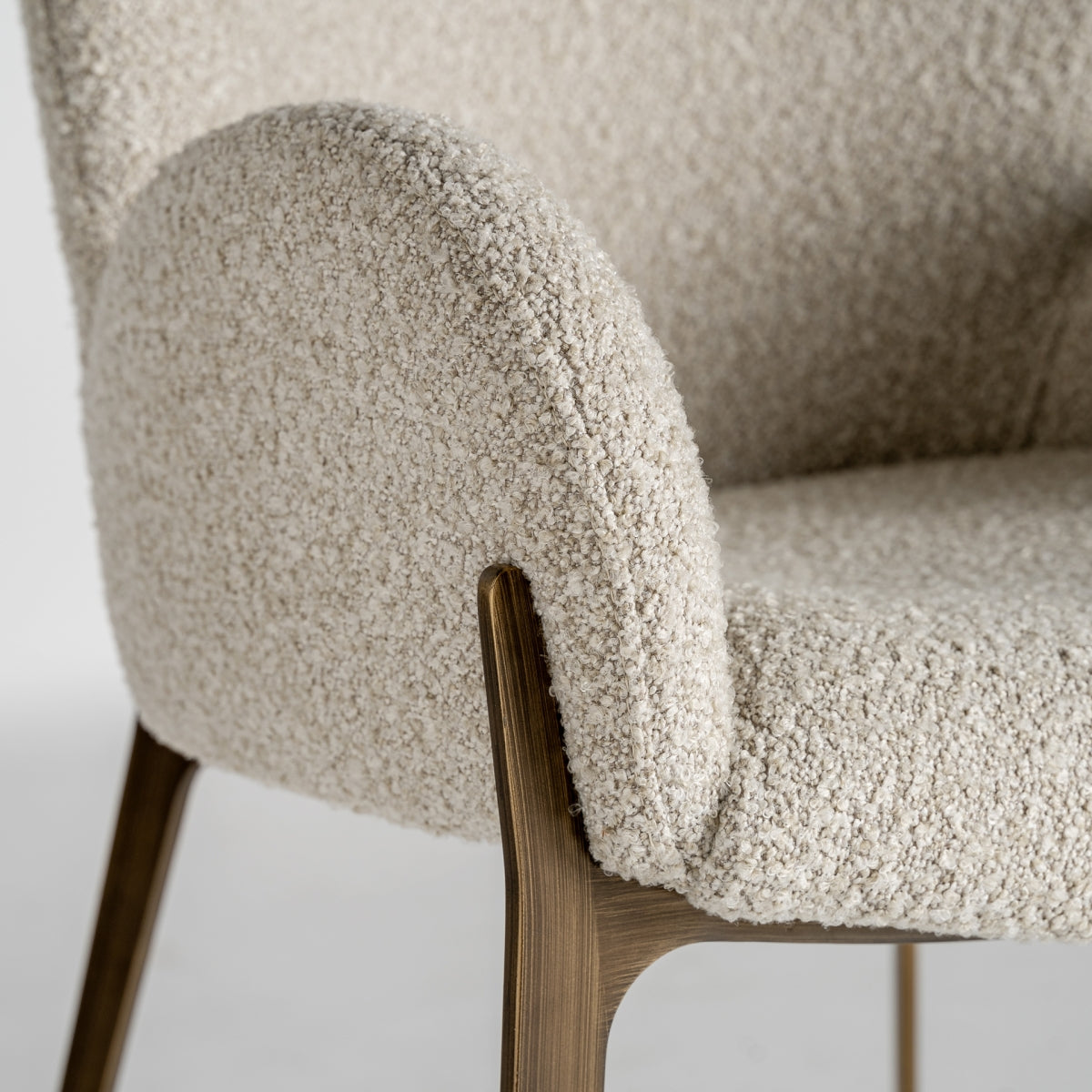 Chaise de salle à manger bouclé crème | Vical Besne | REMO, mobilier et décoration d'intérieur