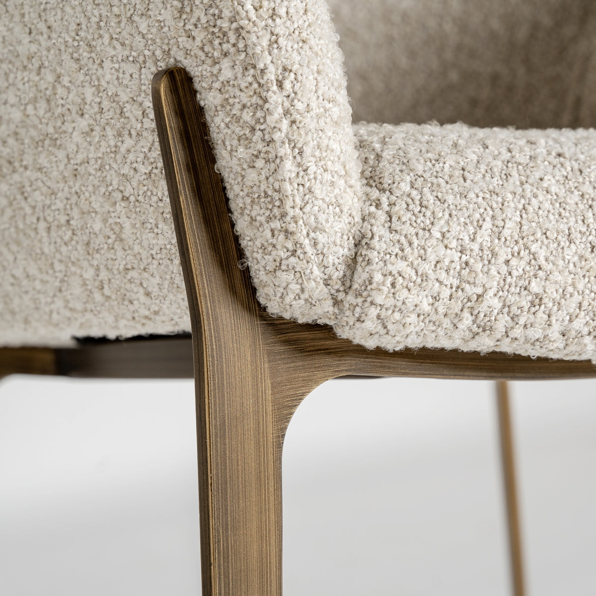 Chaise de salle à manger bouclé crème | Vical Besne | REMO, mobilier et décoration d'intérieur