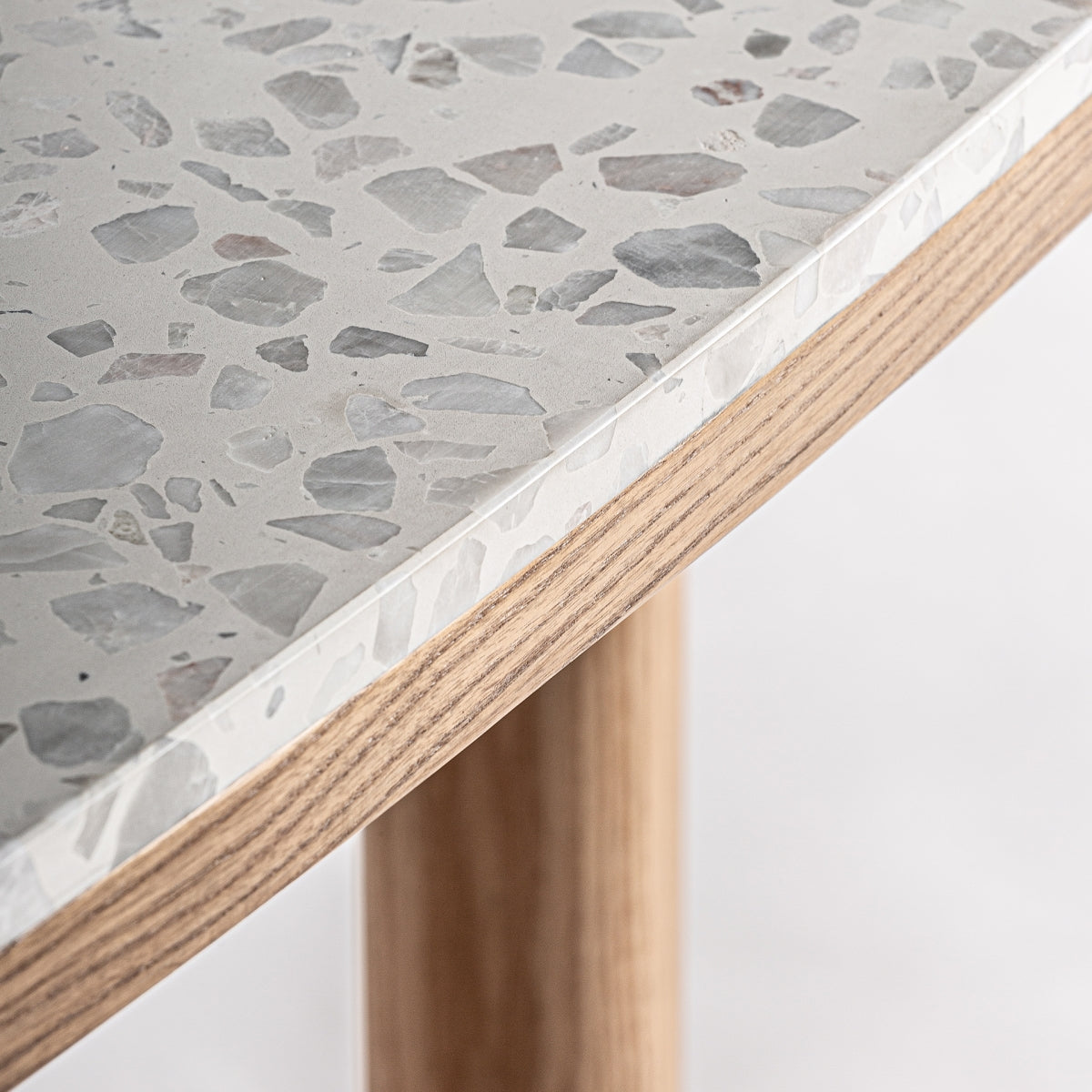 Table de bar en terrazzo gris | Vical Birieux | REMO, mobilier et décoration d'intérieur