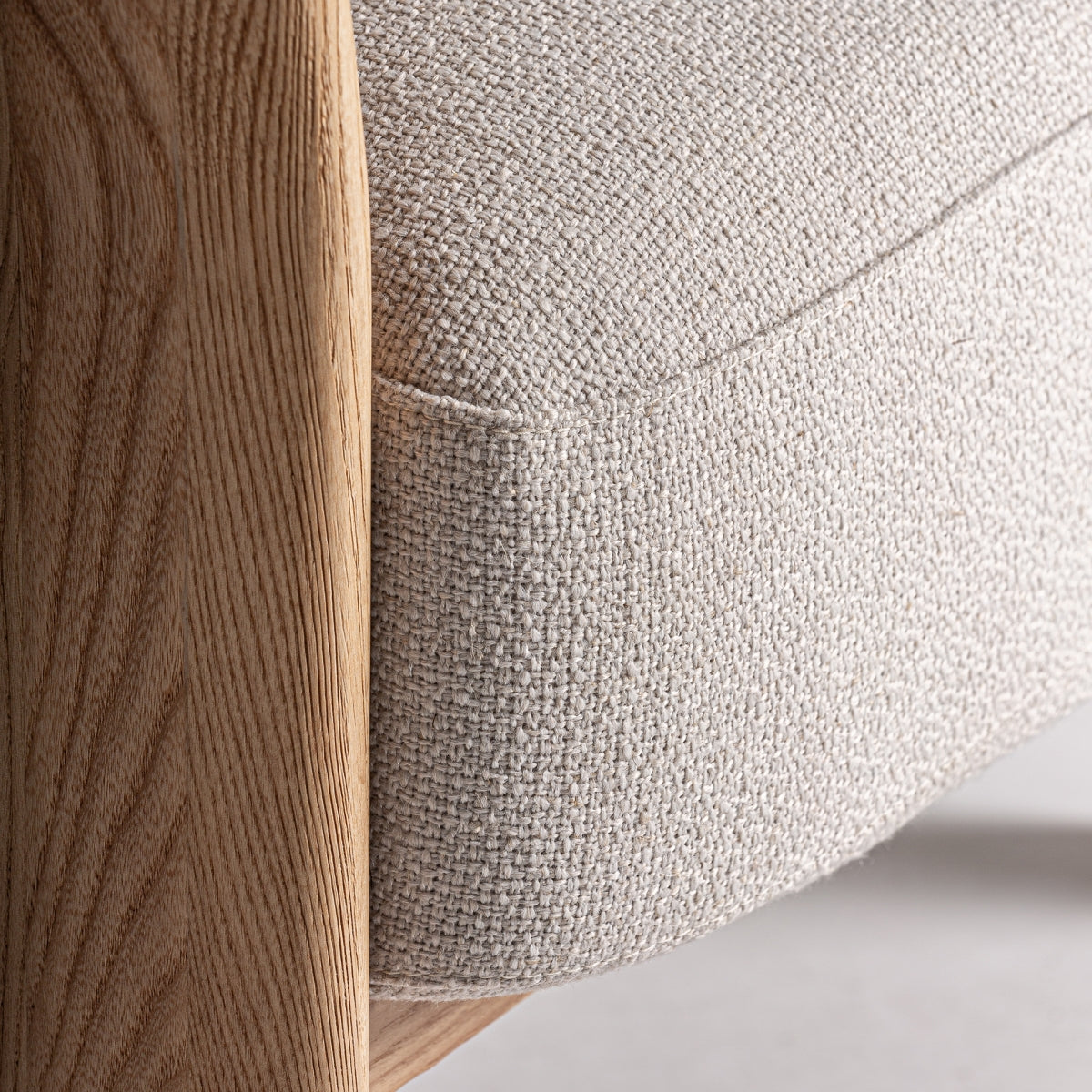 Fauteuil en tissu beige | Vical Nara | REMO, mobilier et décoration d'intérieur