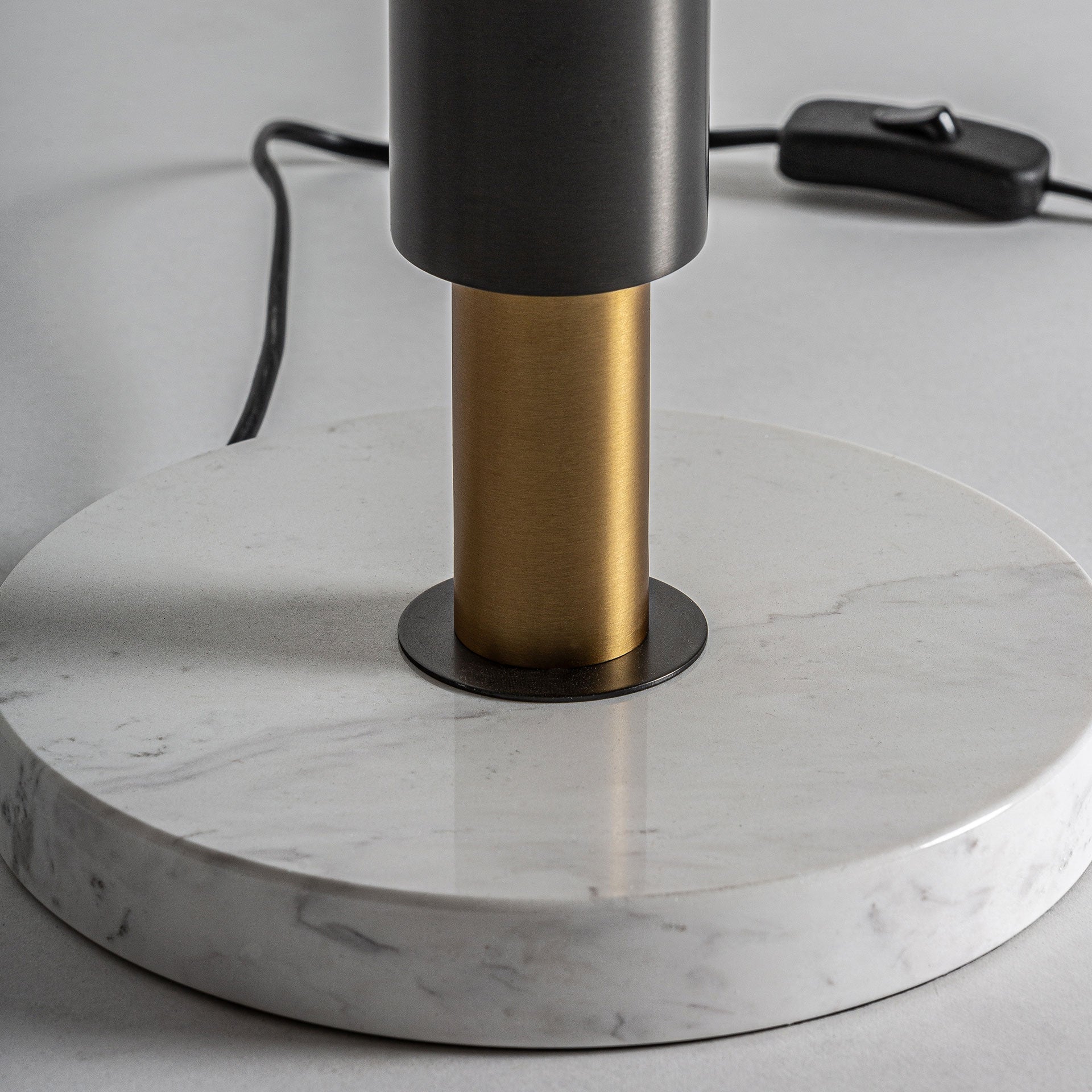 Lampe de salon marbre blanc métal doré | VICAL Statera