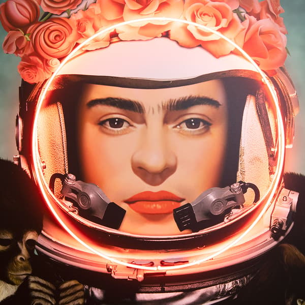 Sculpture néon Space Girl Frida Red/Silver | Andrew Martin - vue de détail | REMO-HOME