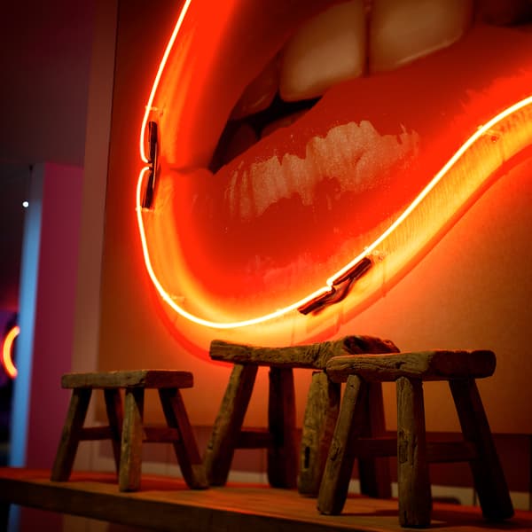 Sculpture néon Neon - Lips Seduction | Andrew Martin - vue de détail | REMO-HOME