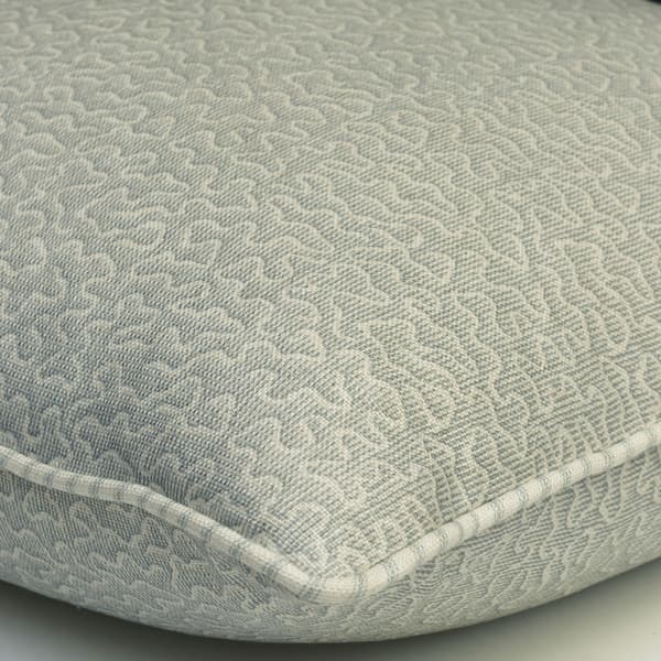 Coussin décoratif Pollen Sky Plumes durables | Andrew Martin - vue de détail | REMO-HOME