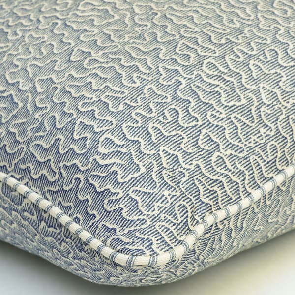 Coussin décoratif Pollen Denim Plumes durables | Andrew Martin - vue de détail | REMO-HOME