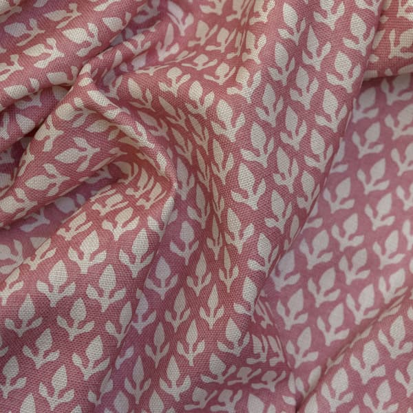 Tissu d'ameublement Bud Pink | Andrew Martin - vue de détail | REMO-HOME