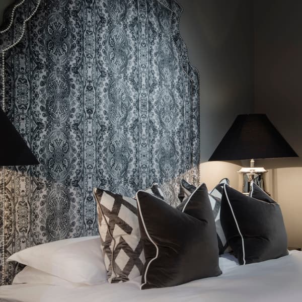 Coussin décoratif Fitzroy Grey Plumes durables | Andrew Martin - vue de détail | REMO-HOME