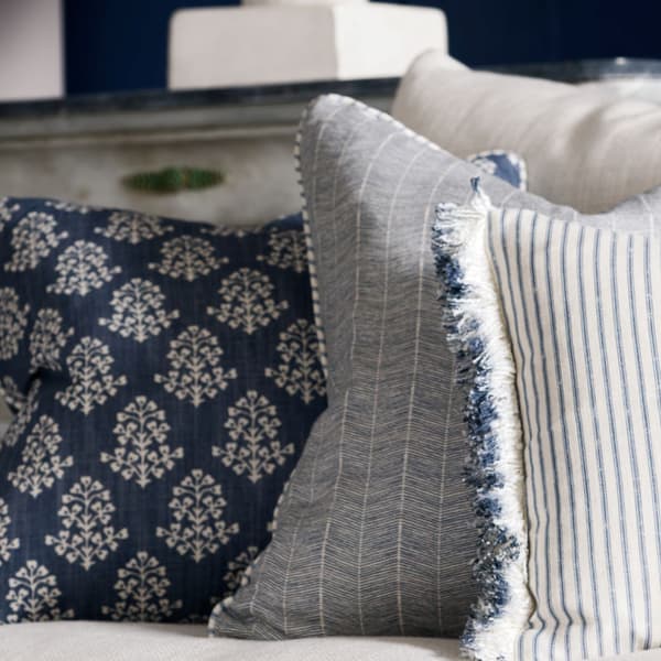 Coussin décoratif Furrow Denim Plumes durables | Andrew Martin - vue de détail | REMO-HOME
