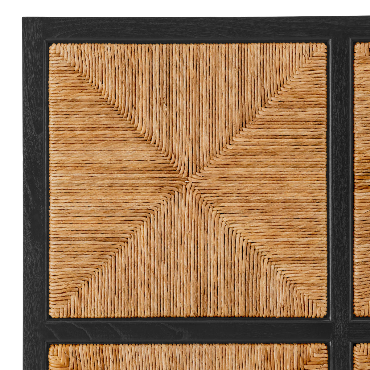 Sommier en finition noire classique et herbe de mer naturelle | Eichholtz Aruba - vue d'ambiance | REMO-HOME