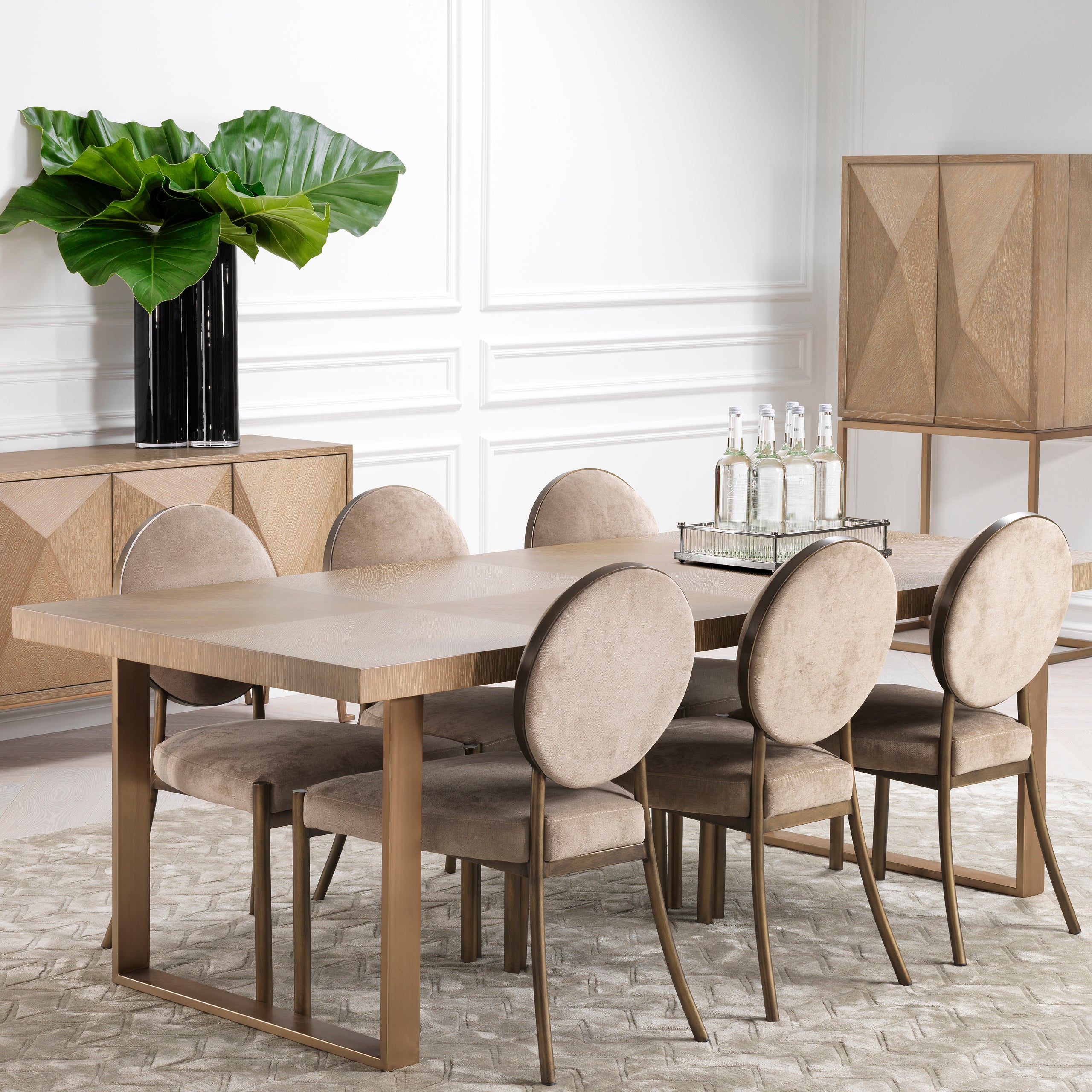 Table de salle à manger en placage chêne blanchi | Eichholtz Remington 230 cm - vue d'ambiance | REMO-HOME