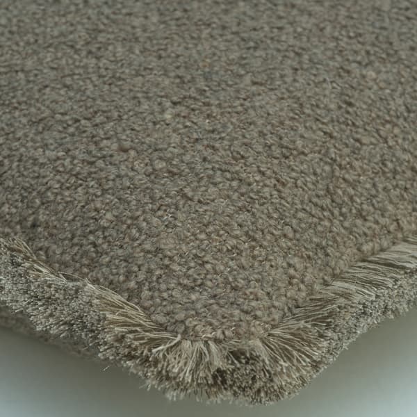 Coussin décoratif Fleece Truffle Plumes durables | Andrew Martin - vue de détail | REMO-HOME