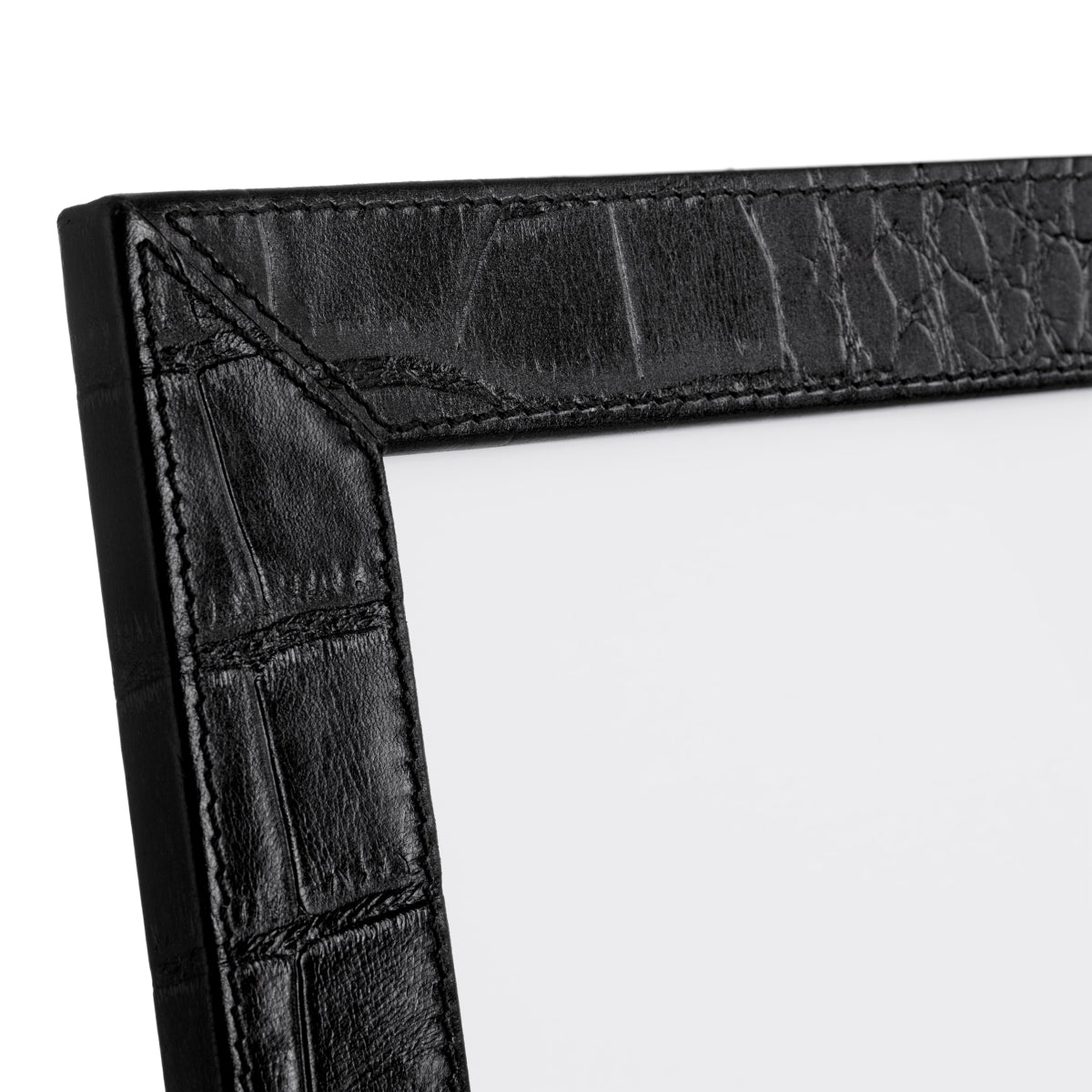 Cadre photo en cuir noir croco embossé | Eichholtz Scaleo - vue d'ambiance | REMO-HOME
