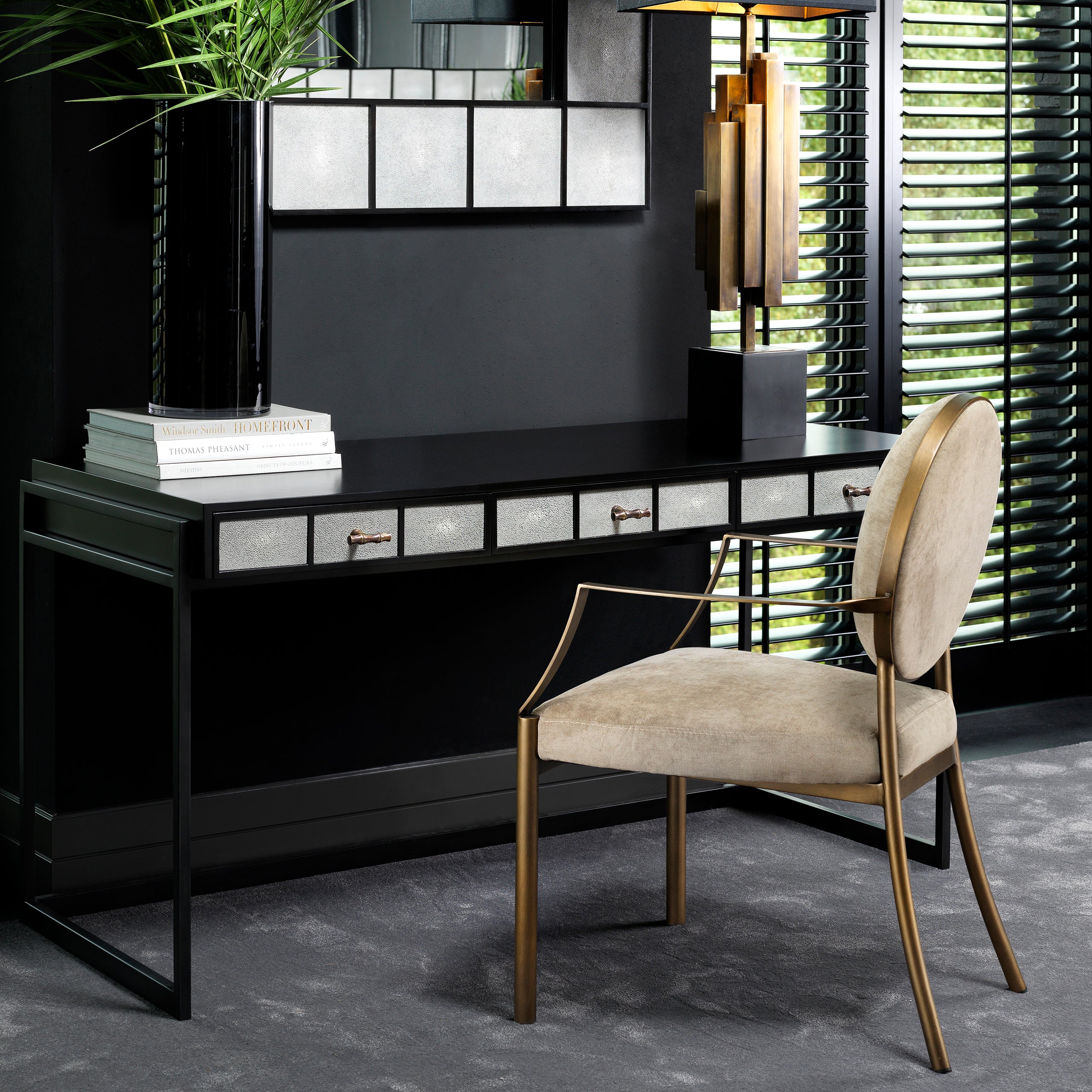 Chaise de salle à manger en velours greige et laiton foncé | Eichholtz Scribe. - vue d'ambiance | REMO-HOME