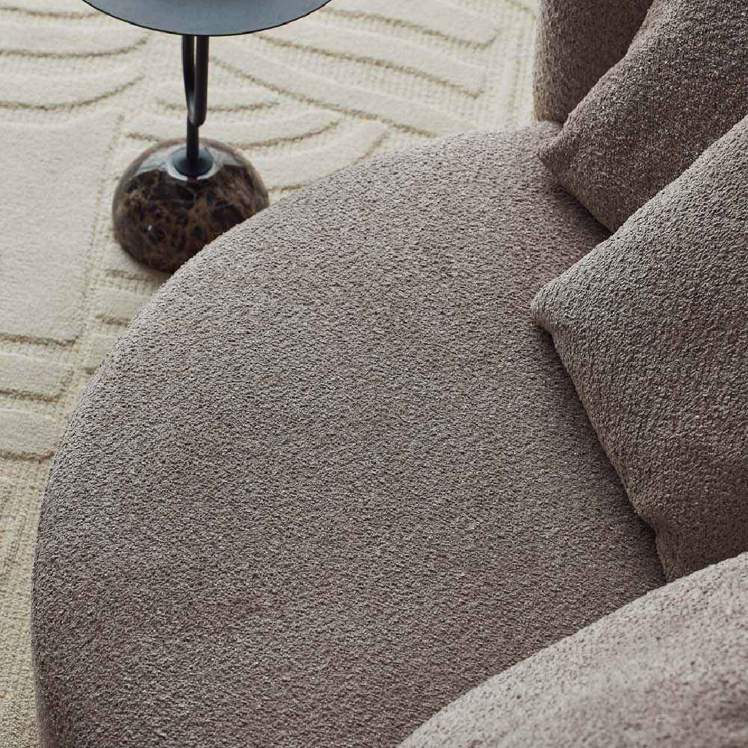 Fauteuil causeuse en tissu gris taupe | Grado Wonton L