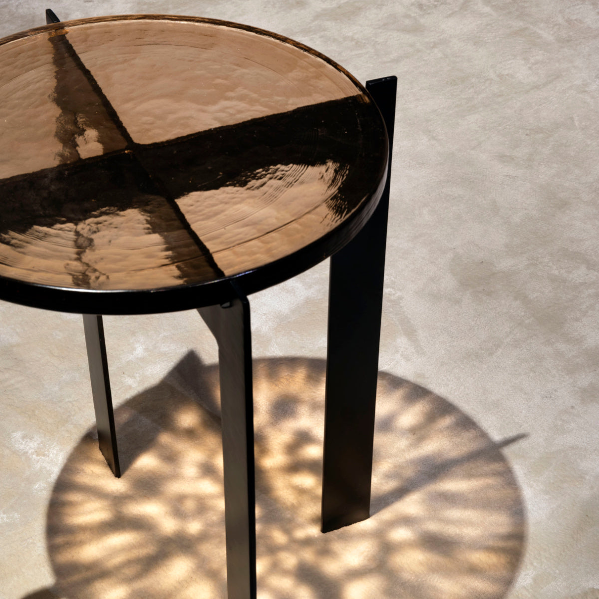 Table d'appoint en verre fumé marron | Dôme Deco Nador | REMO, mobilier et décoration d'intérieur