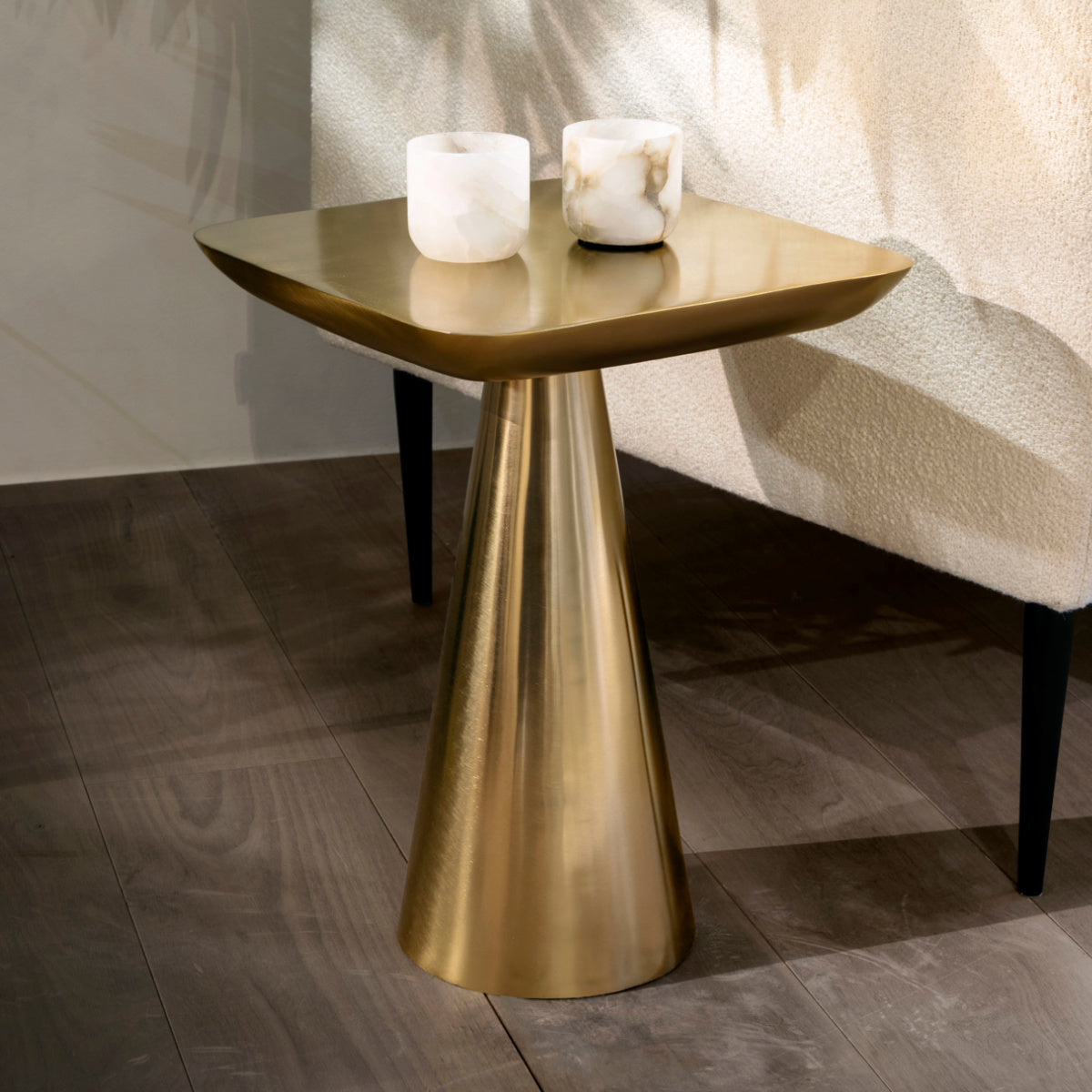 Table d'appoint en métal doré | Dôme Deco Kioto M | REMO, mobilier et décoration d'intérieur