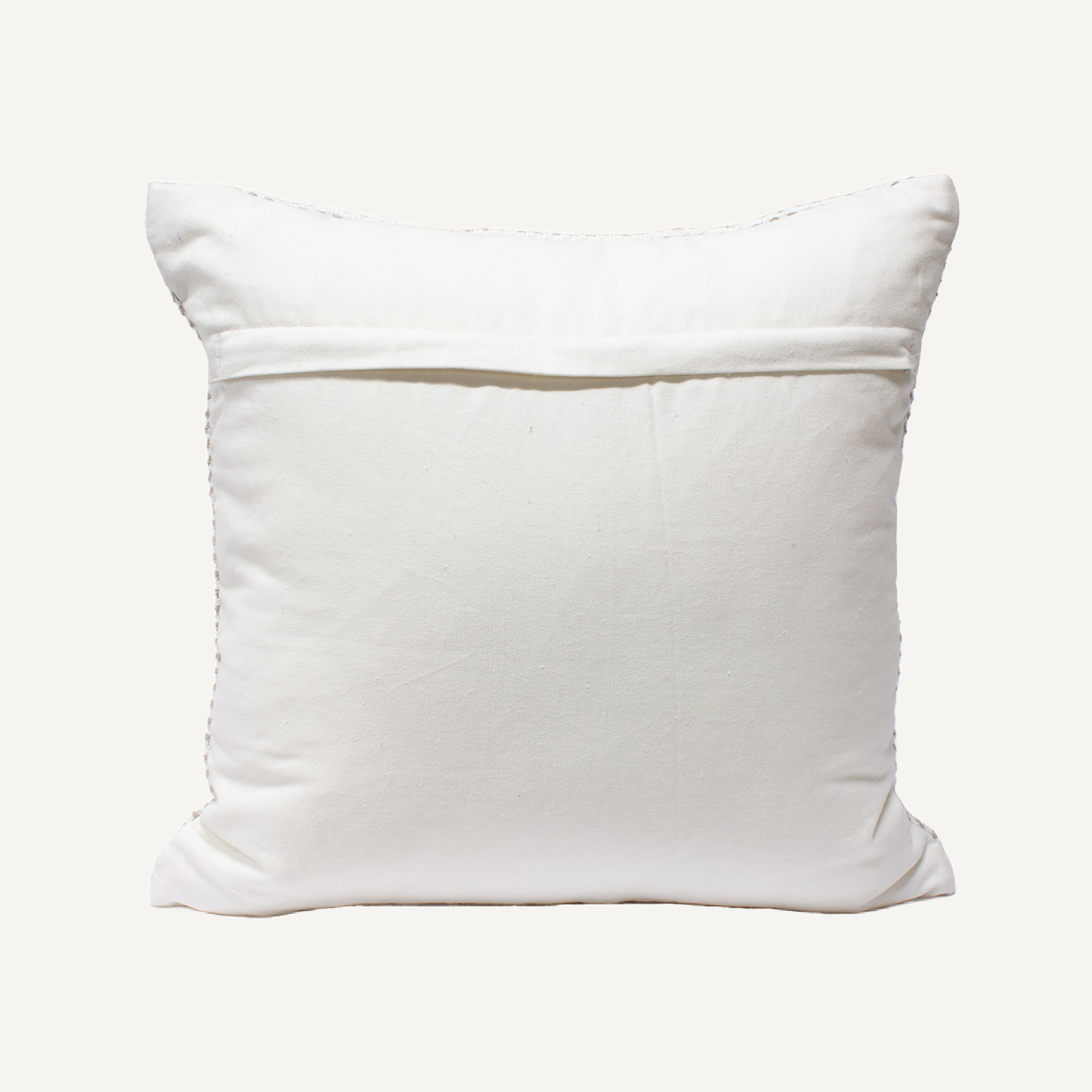 Coussin carré molletonné crème | Dôme Deco Scilla | REMO, mobilier et décoration d'intérieur