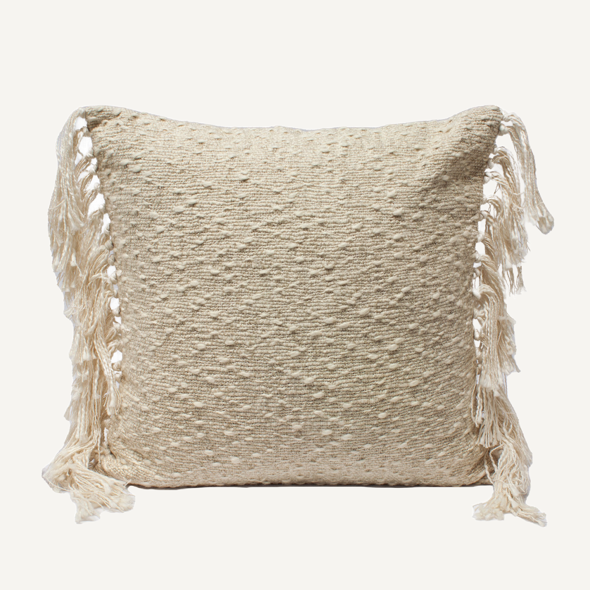 Coussin carré crème à franges | Dôme Deco Salvia | REMO, mobilier et décoration d'intérieur