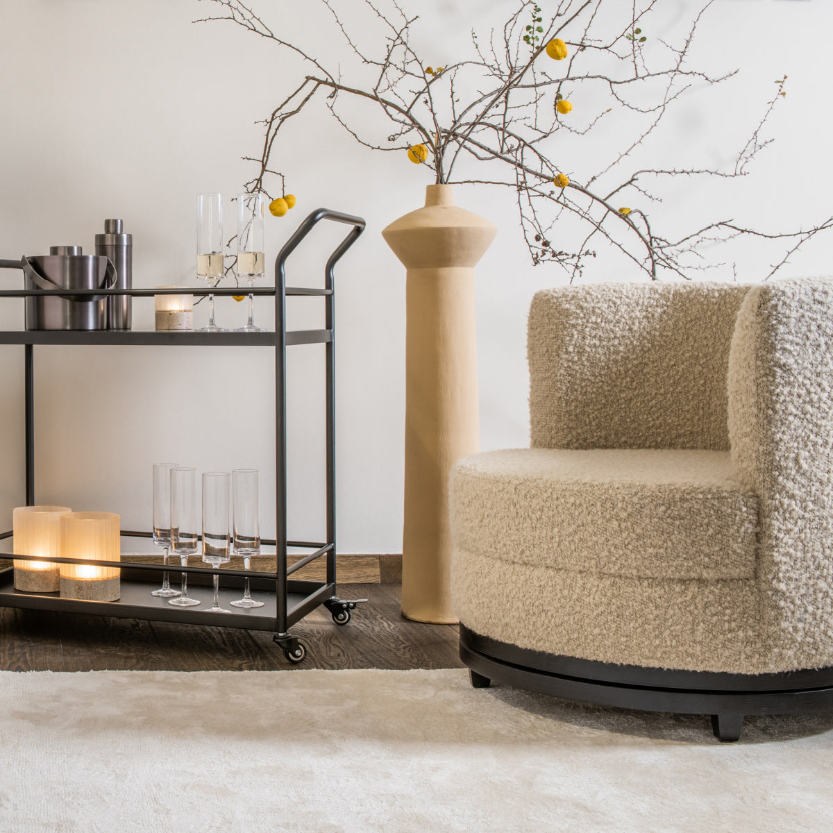 Fauteuil pivotant en tissu crème | Dôme Deco Ayden