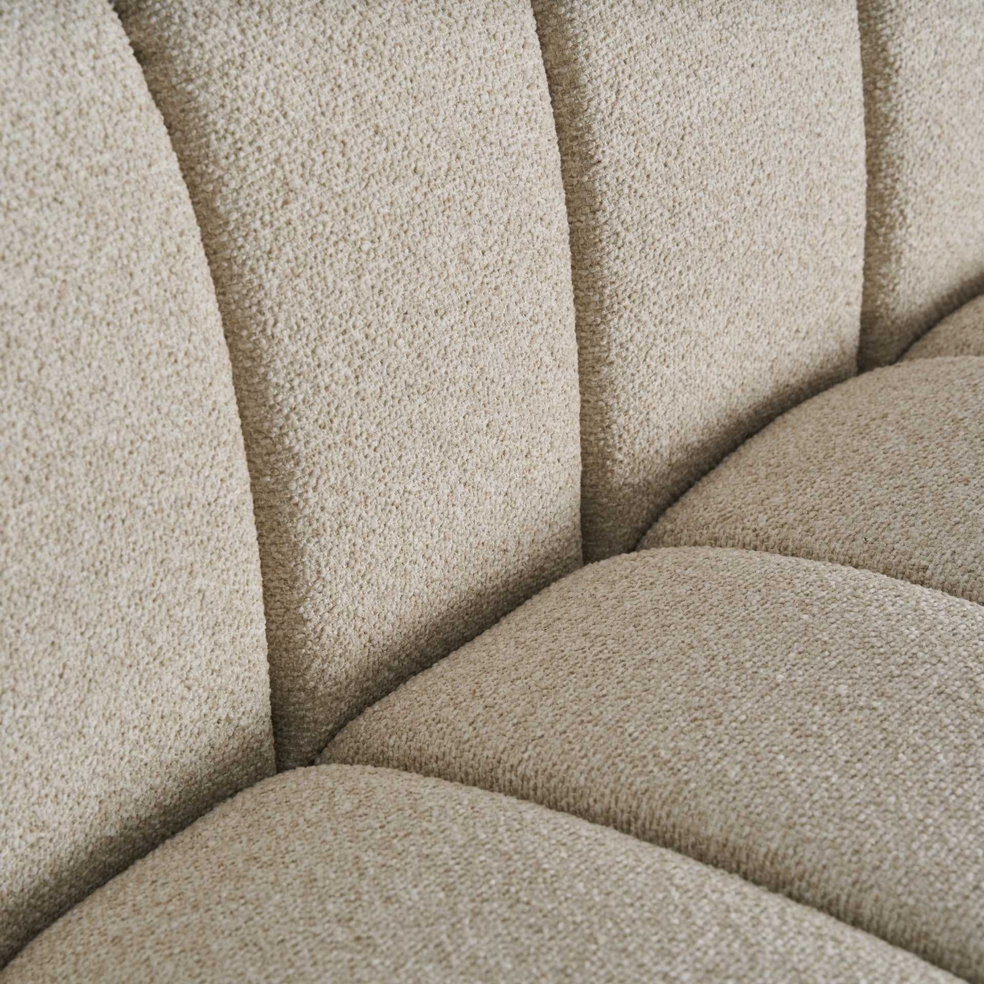 Canapé beige courbes | VICAL Lajoux | REMO-HOME, mobilier design et décoration d'intérieur