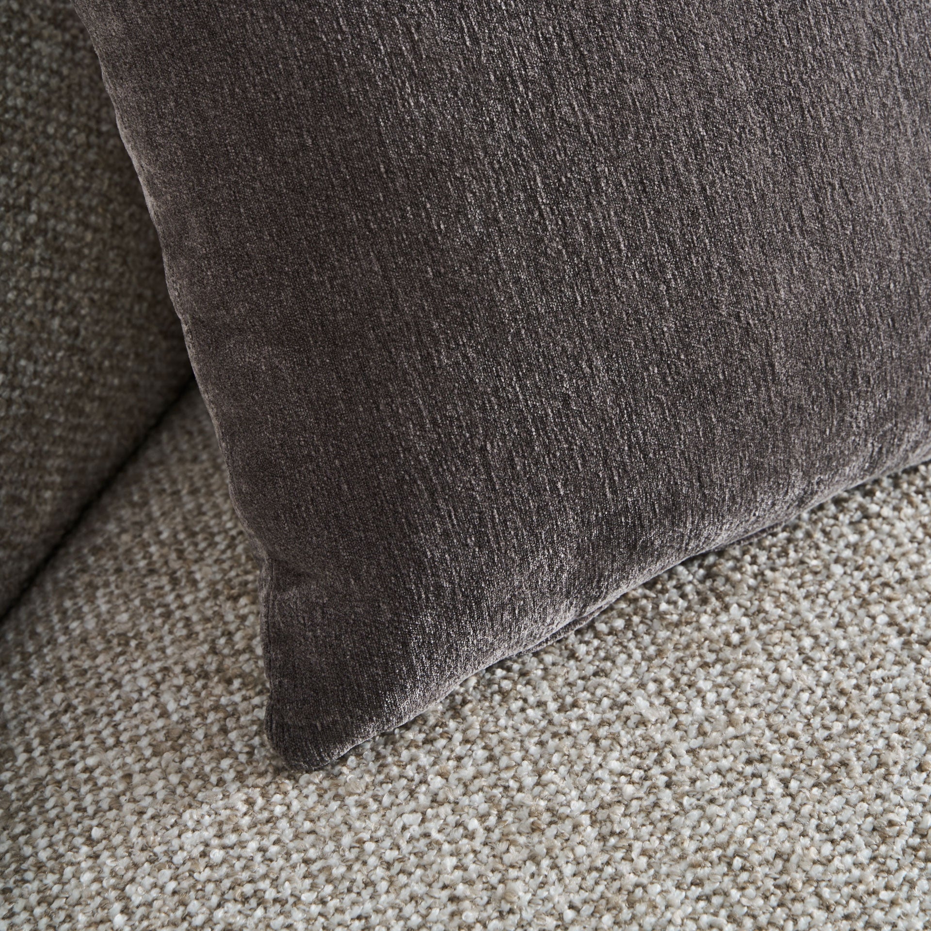 Canapé tissu beige lignes douces | VICAL Izernore | REMO-HOME, mobilier design et décoration d'intérieur