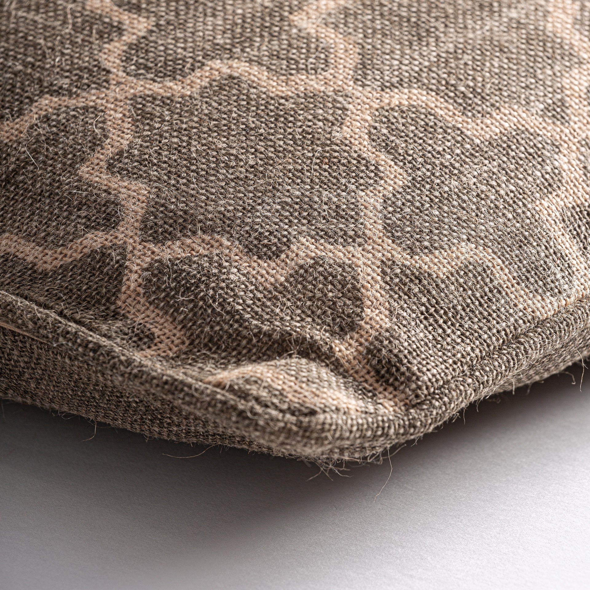 Coussin jute géométrique beige et vert | VICAL Nefer | REMO-HOME, mobilier design et décoration d'intérieur