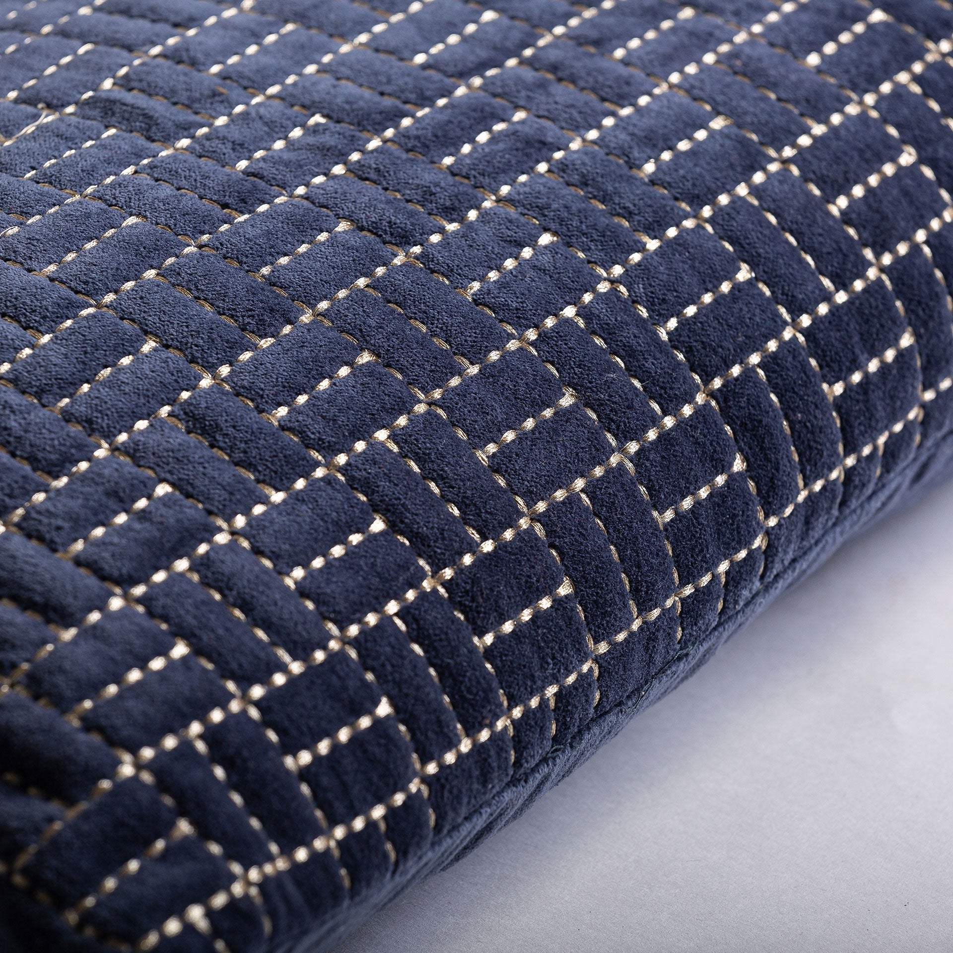 Coussin rectangulaire velours bleu brodé | VICAL Lis | REMO-HOME, mobilier design et décoration d'intérieur