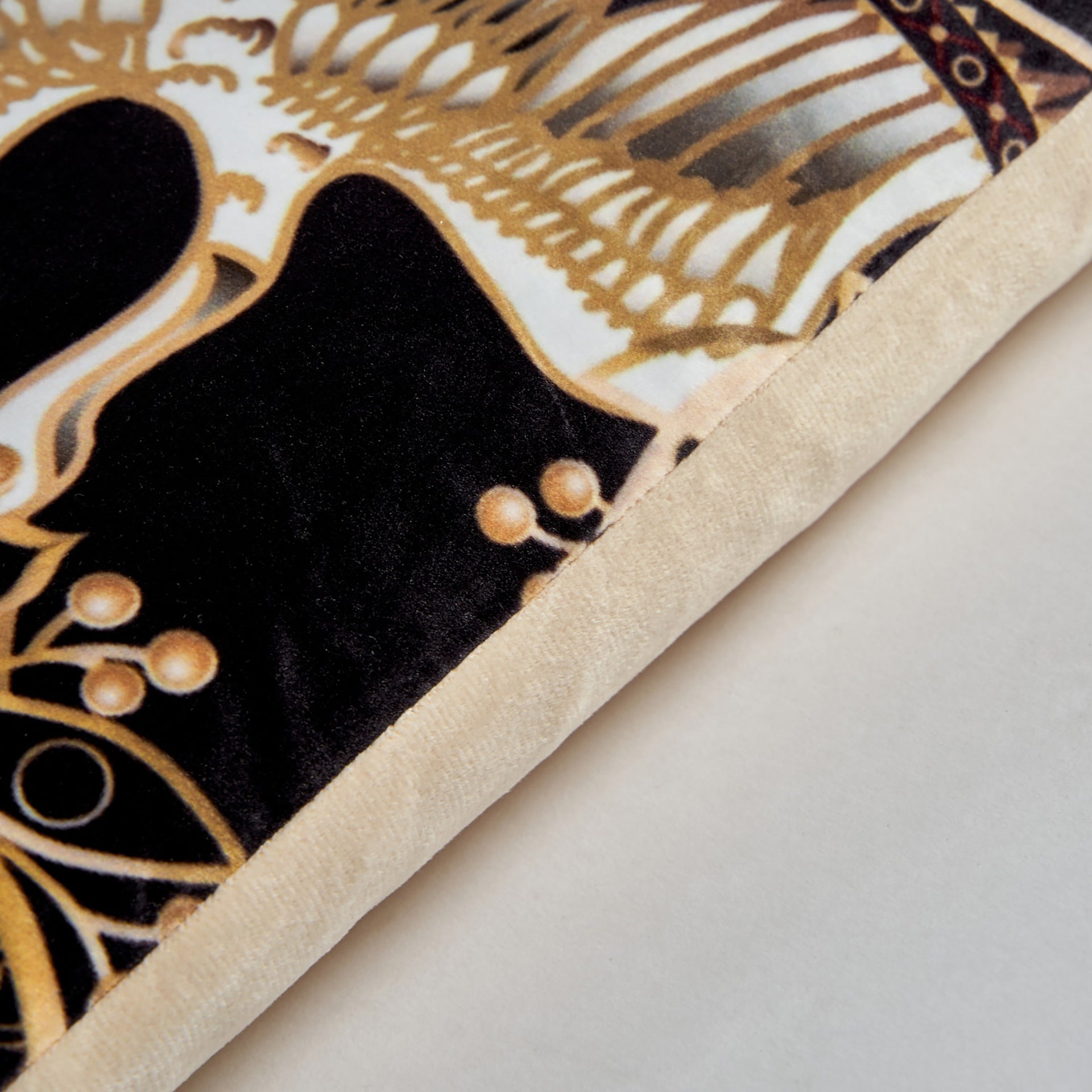 Coussin velours noir et doré motif provençal | VICAL Achlys | REMO-HOME, mobilier design et décoration d'intérieur