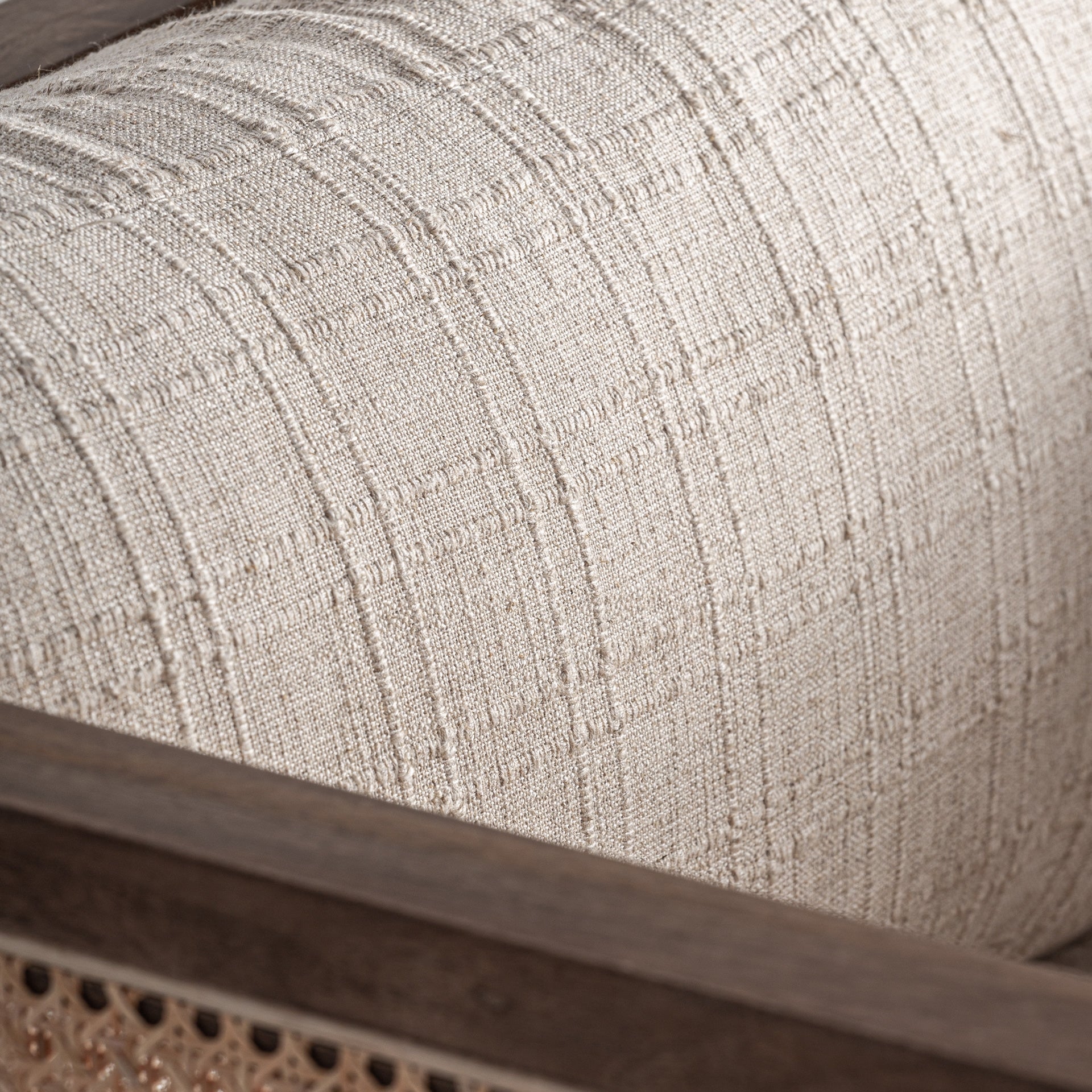 Fauteuil bois de manguier et tissu taupe | VICAL Breille | REMO-HOME, mobilier design et décoration d'intérieur
