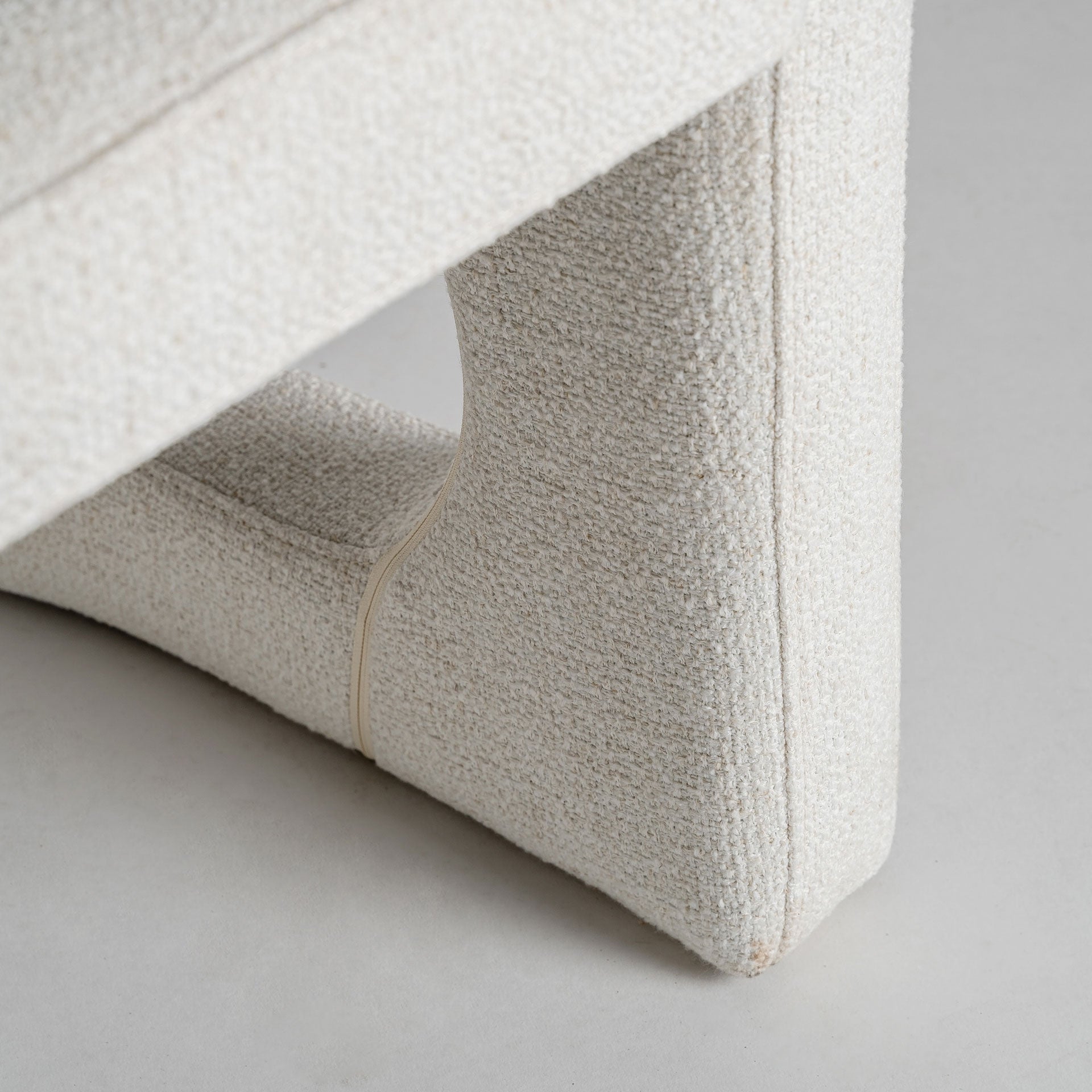 Fauteuil tissu blanc cassé et structure métal | VICAL Bilais | REMO-HOME, mobilier design et décoration d'intérieur