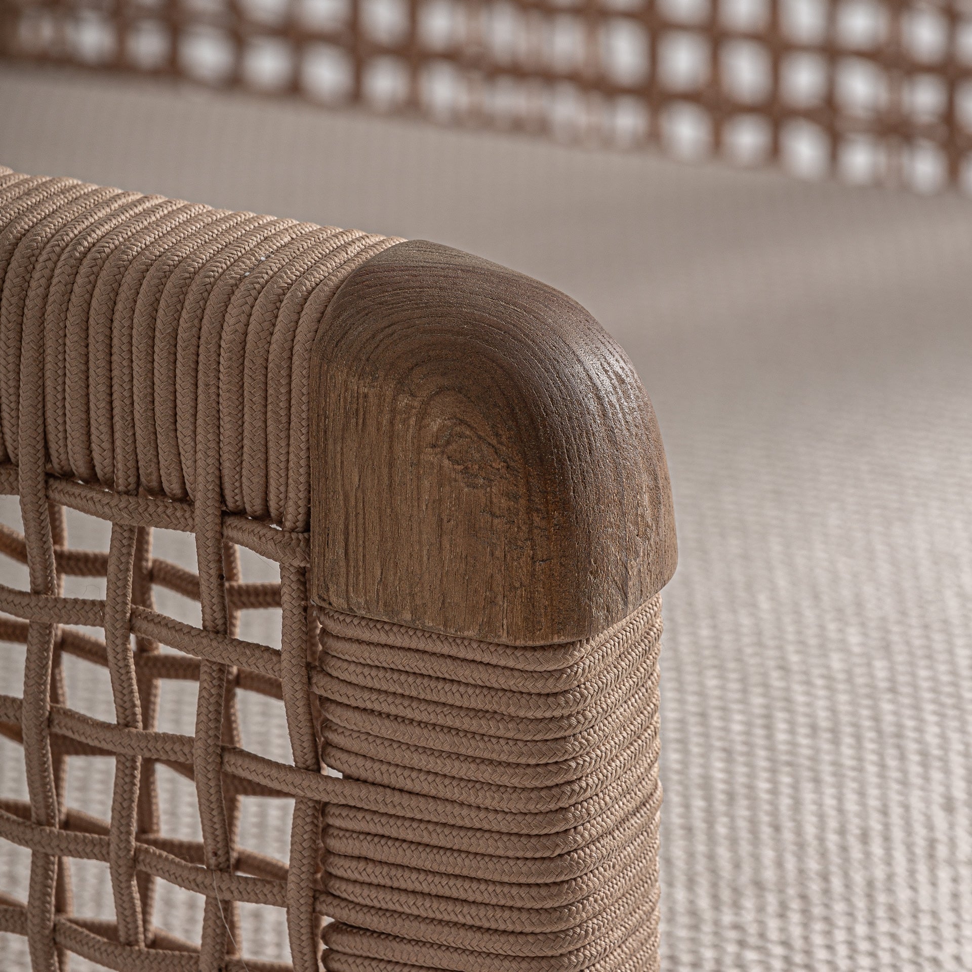 Fauteuil tissu blanc et teck recyclé | VICAL Trena | REMO-HOME, mobilier design et décoration d'intérieur