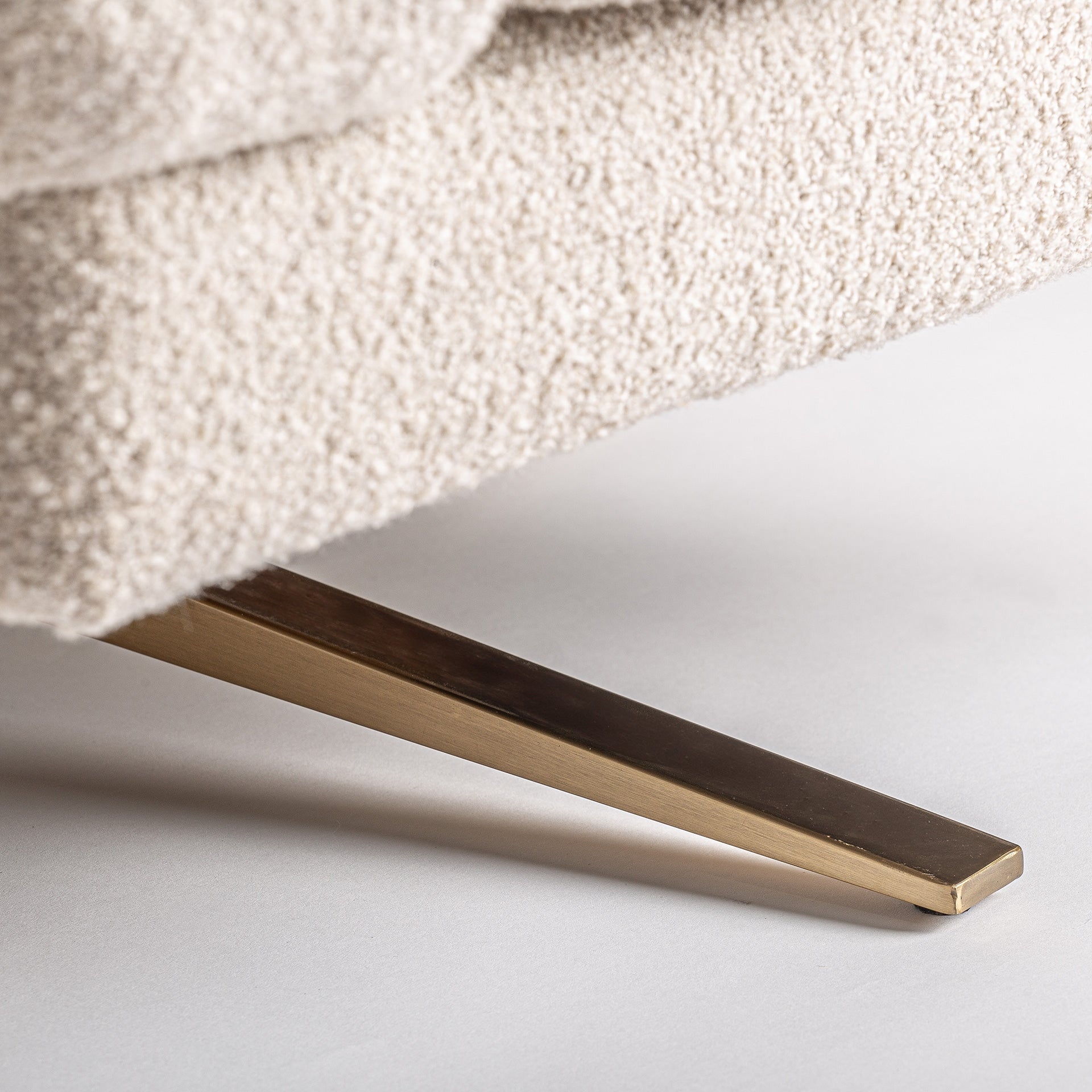 Fauteuil tissu bouclé blanc cassé et base cuivrée | VICAL Elise | REMO-HOME, mobilier design et décoration d'intérieur