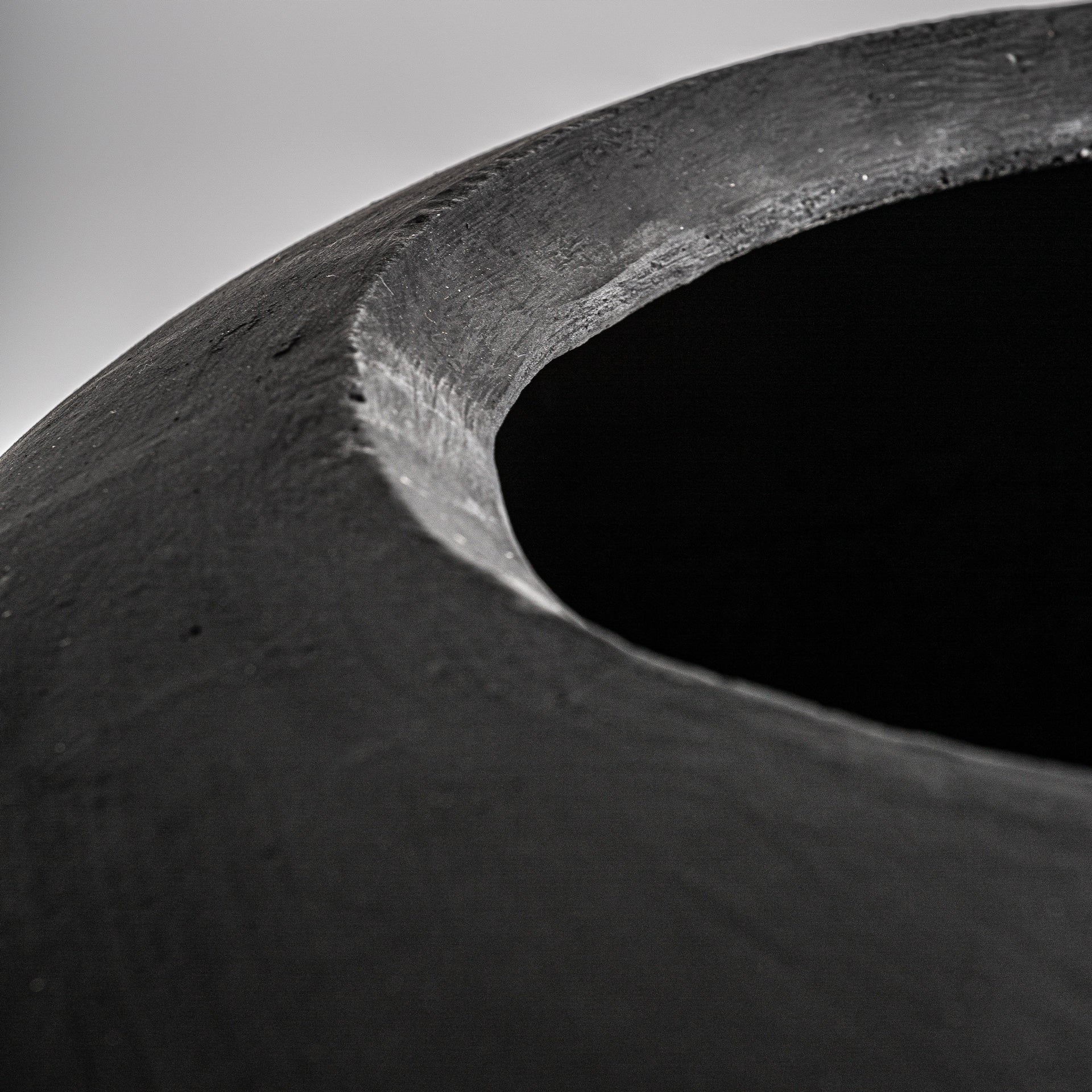 Jardinière ciment noir texturé | VICAL Gloria | REMO-HOME, mobilier design et décoration d'intérieur