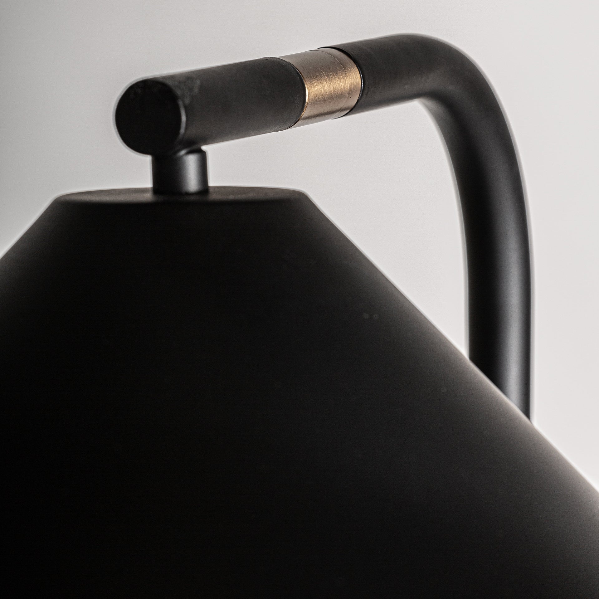 Lampe de salon Métal Noir Abat-jour Orientable | VICAL Akros | REMO-HOME, mobilier design et décoration d'intérieur