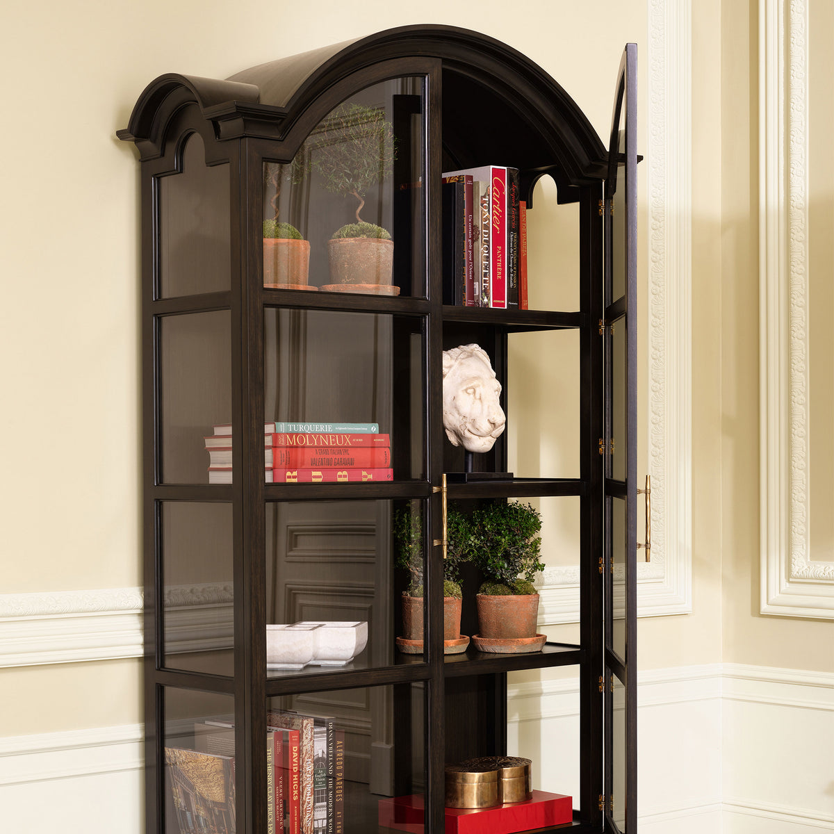 Vitrine design en satin eucalyptus veneer | Eichholtz Varick