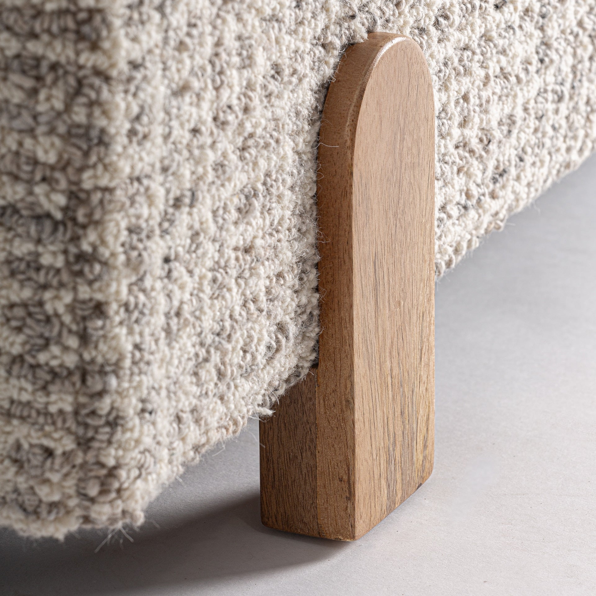 Pied de lit banc tissé naturel et bois noir | VICAL Beccles | REMO-HOME, mobilier design et décoration d'intérieur