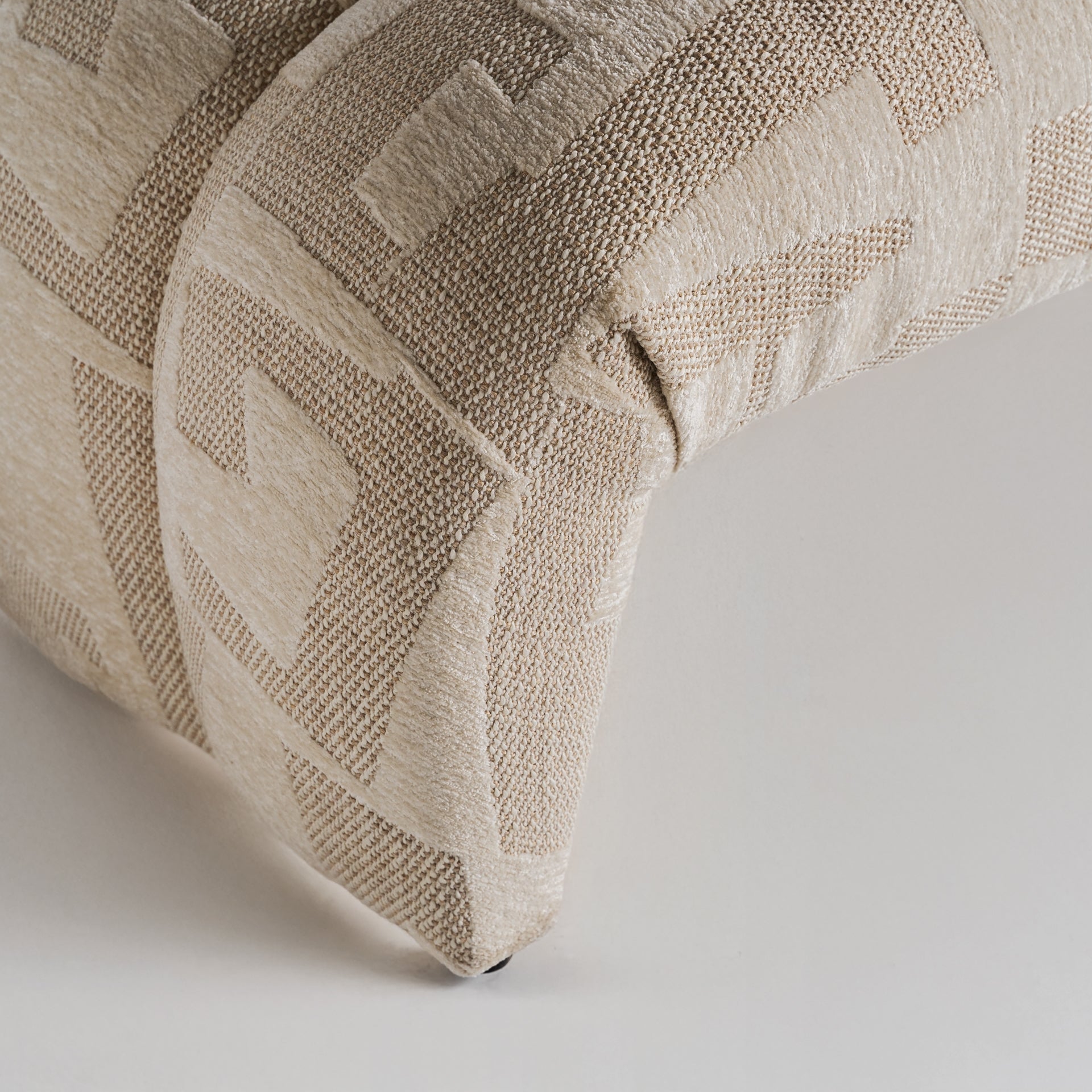 Pied de lit contemporain tissu imprimé beige | VICAL Lesna | REMO-HOME, mobilier design et décoration d'intérieur