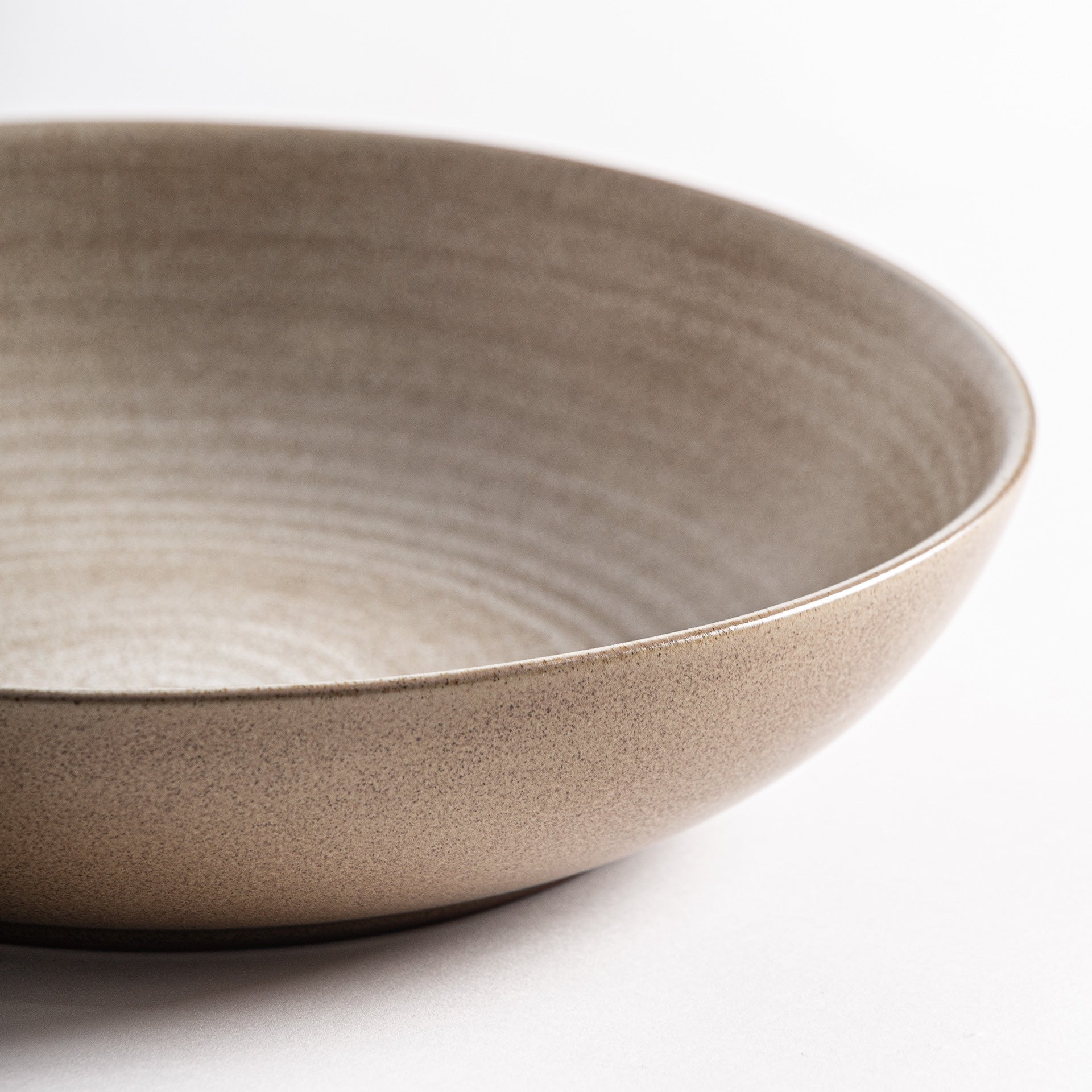 Plat rond en porcelaine beige mat | VICAL Murcey | REMO-HOME, mobilier design et décoration d'intérieur