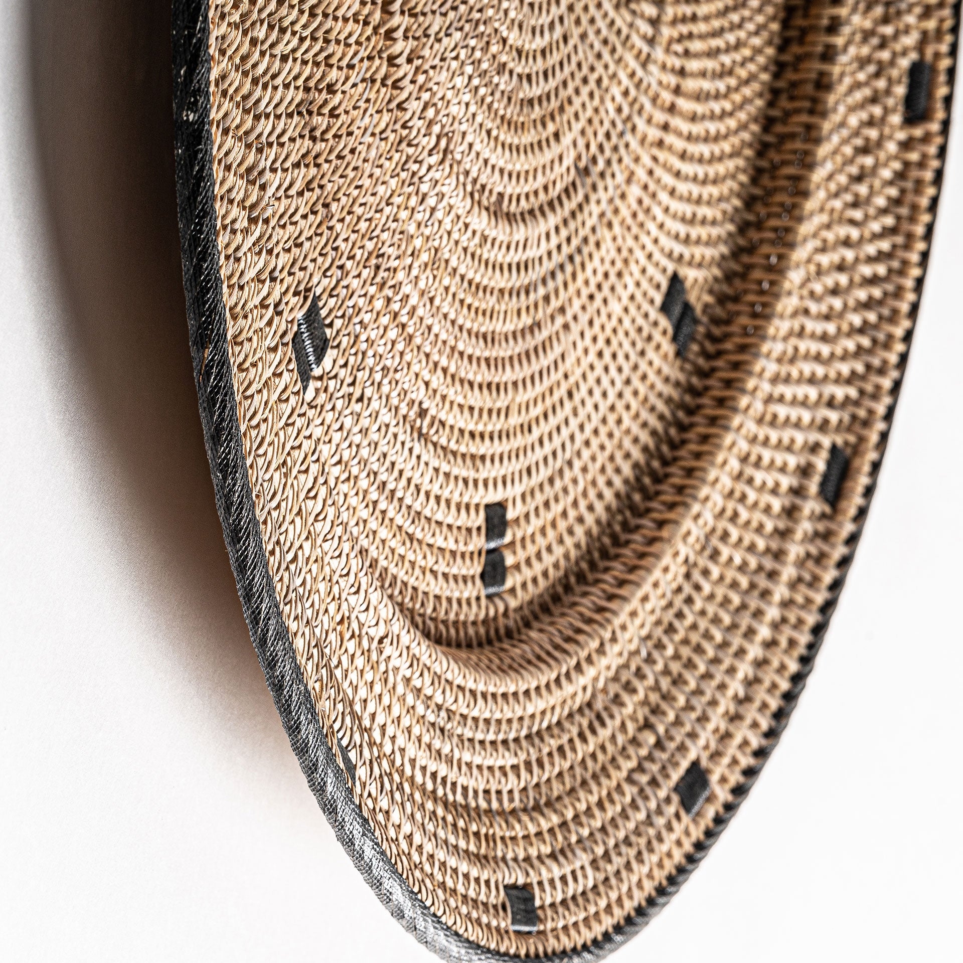 Plat décoratif en rotin brun naturel | VICAL | REMO-HOME, mobilier design et décoration d'intérieur