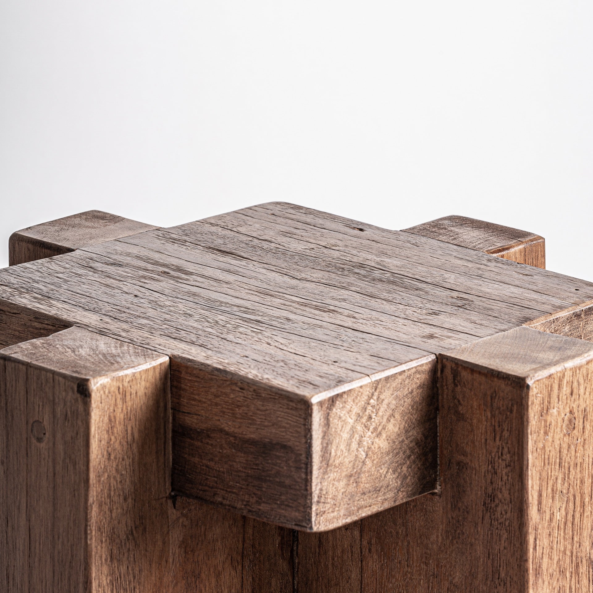 Sellette colonne bois récupéré | VICAL Brutalist | REMO-HOME, mobilier design et décoration d'intérieur