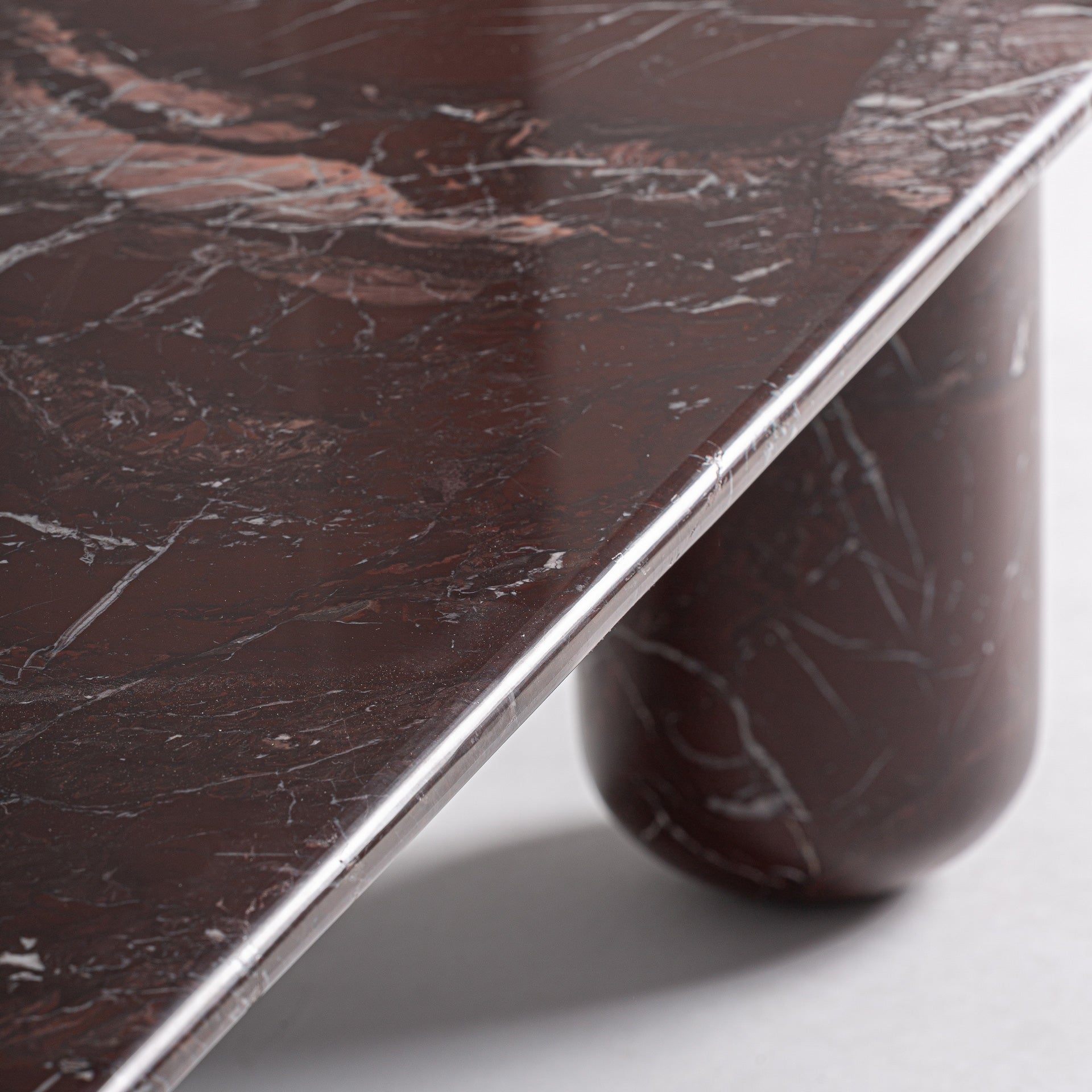 Table Basse en marbre bordeaux | VICAL Bourg | REMO-HOME, mobilier design et décoration d'intérieur
