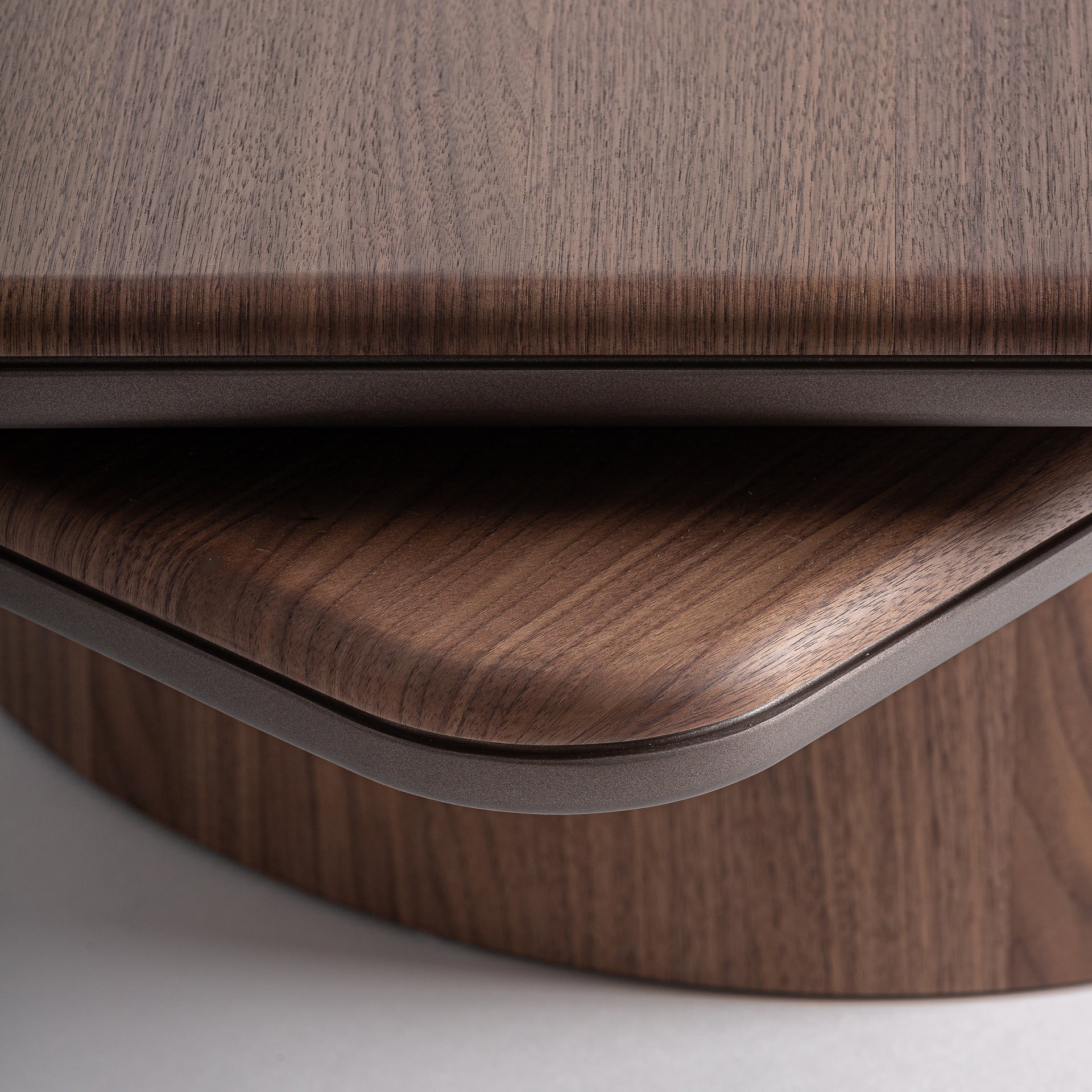 Table basse carrée noyer brun et détails métal | VICAL Kexby | REMO-HOME, mobilier design et décoration d'intérieur