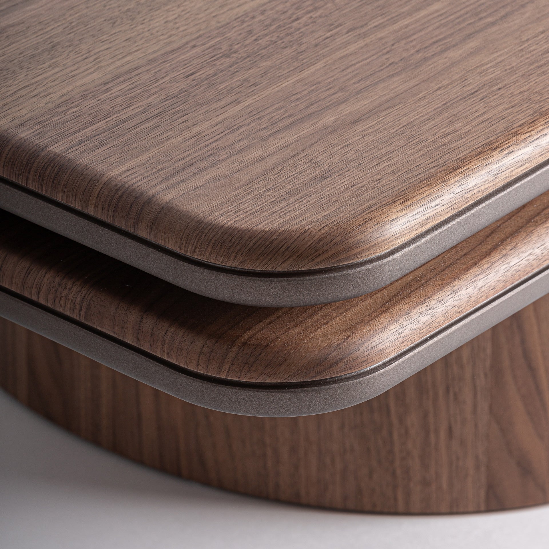 Table basse carrée noyer brun et détails métal | VICAL Kexby | REMO-HOME, mobilier design et décoration d'intérieur