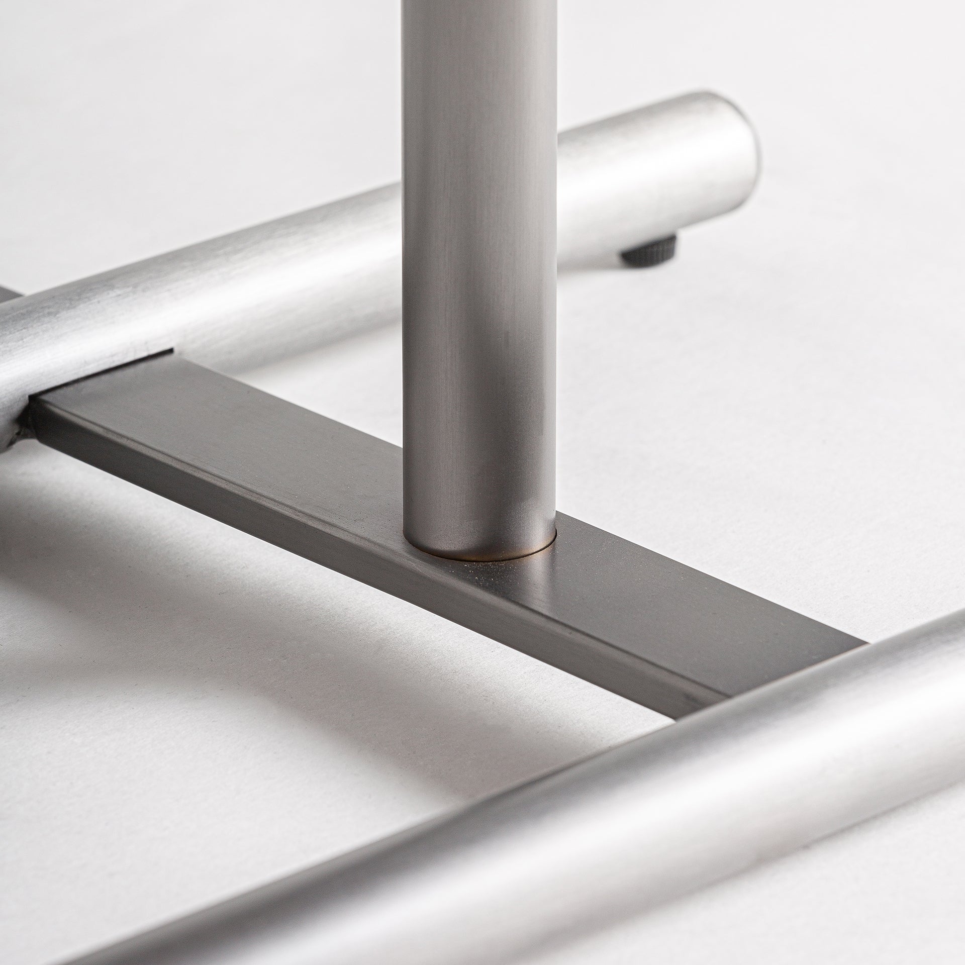 Table basse cylindrique similicuir marron clair et acier | VICAL Geisingen | REMO-HOME, mobilier design et décoration d'intérieur