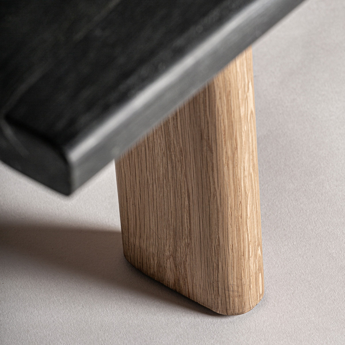 Table basse en marbre noir et chêne clair | Vical Nara | REMO-HOME, mobilier et décoration d'intérieur